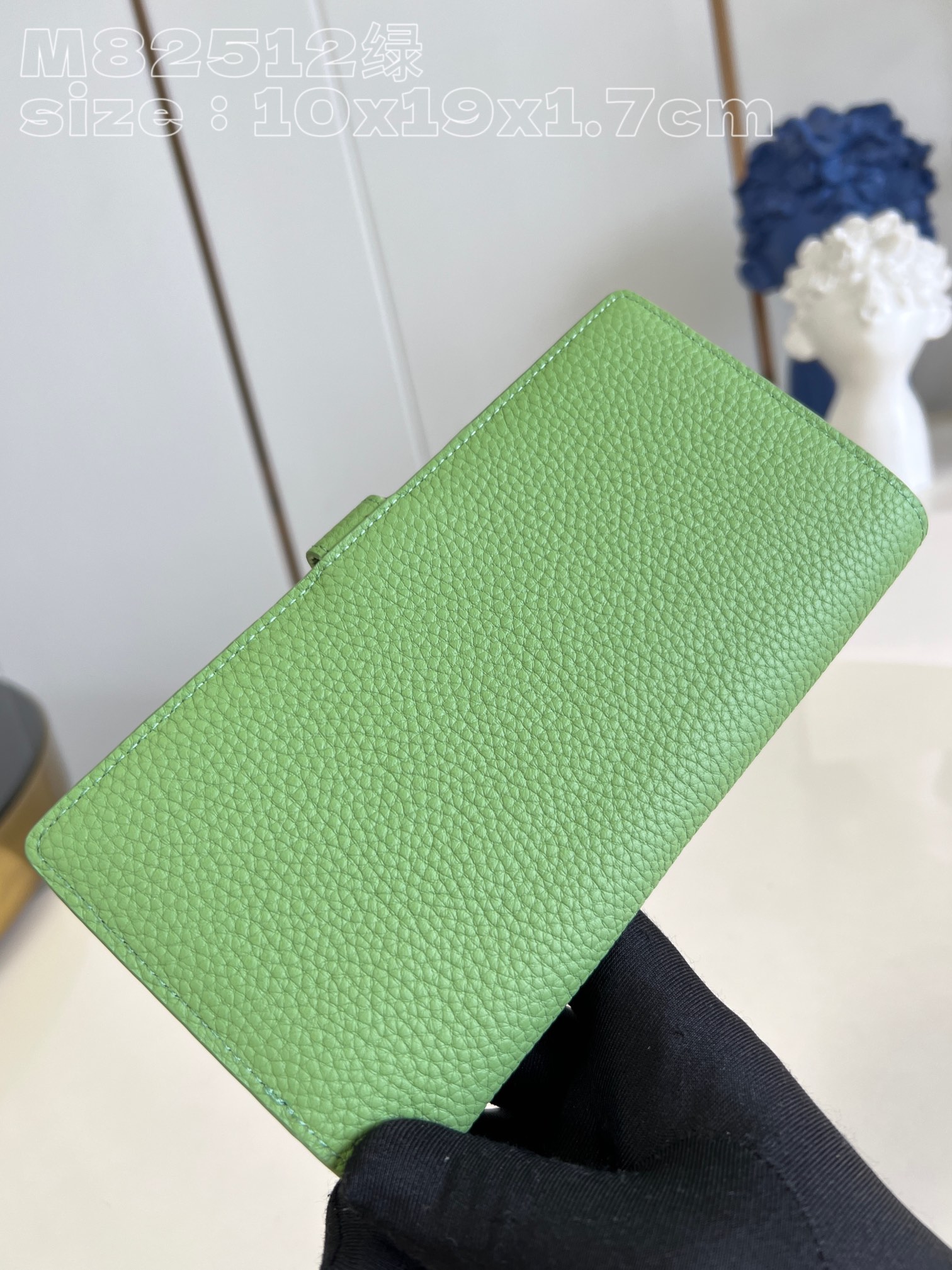 l**is V*t*n lv vertical wallet