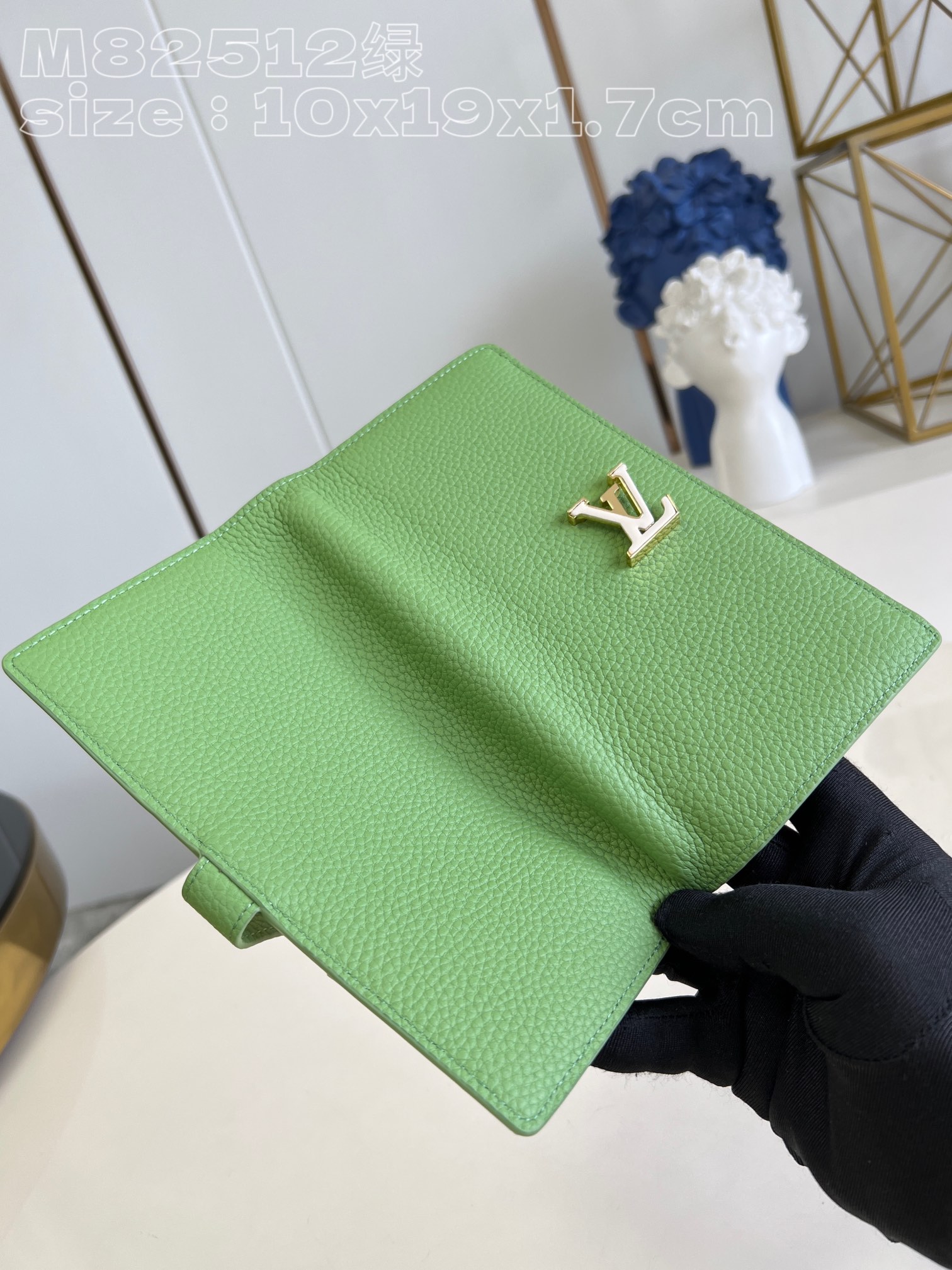 l**is V*t*n lv vertical wallet