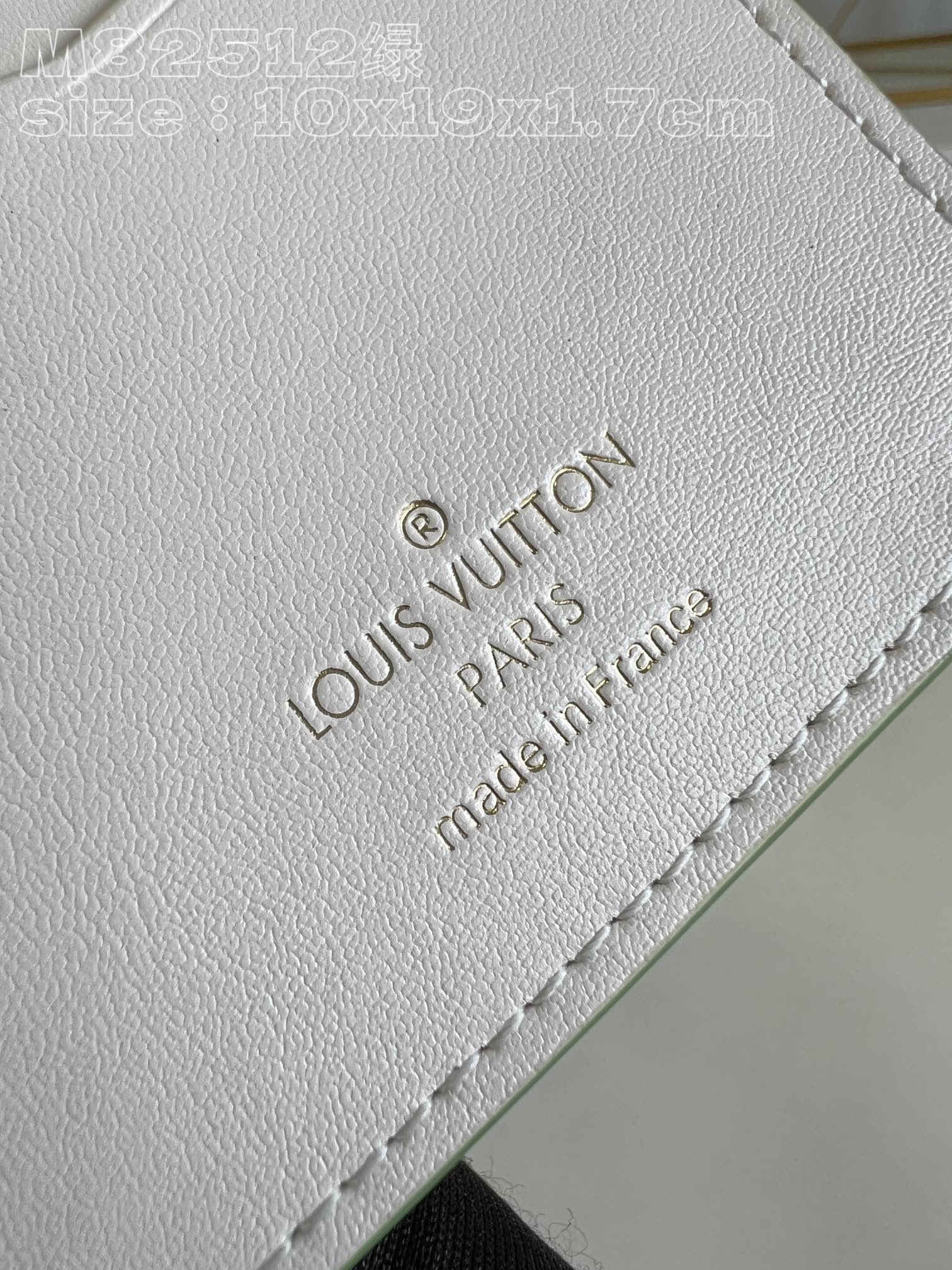 l**is V*t*n lv vertical wallet