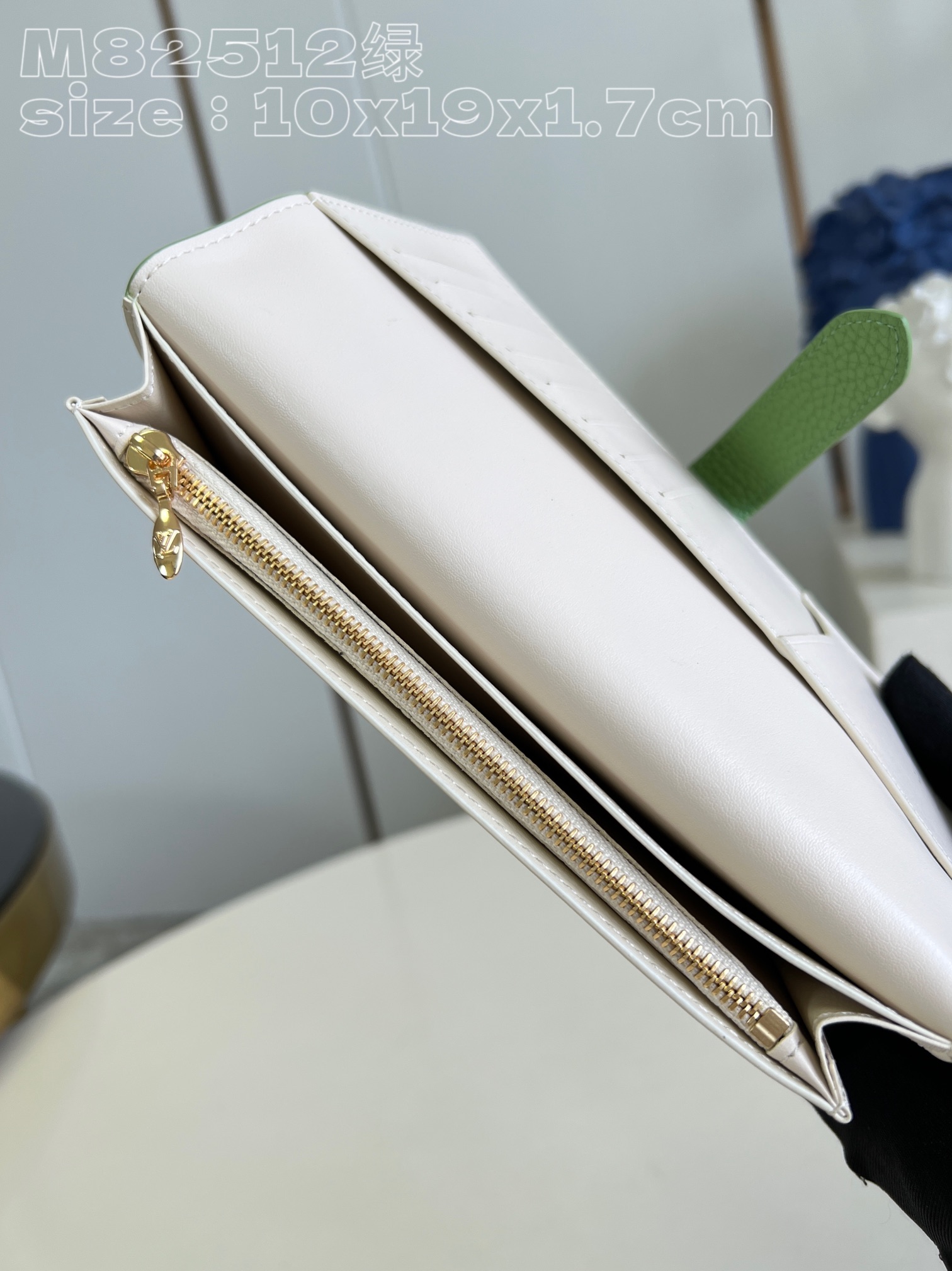 l**is V*t*n lv vertical wallet