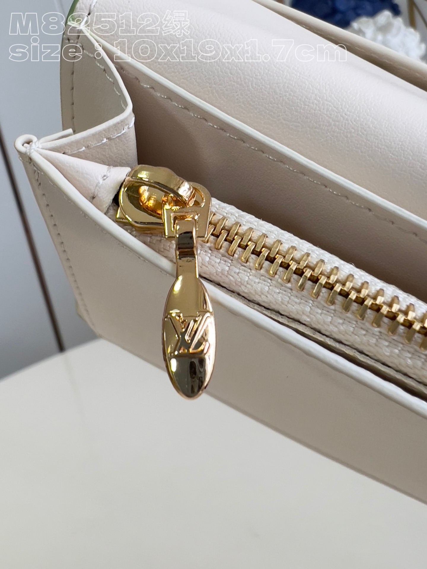 l**is V*t*n lv vertical wallet