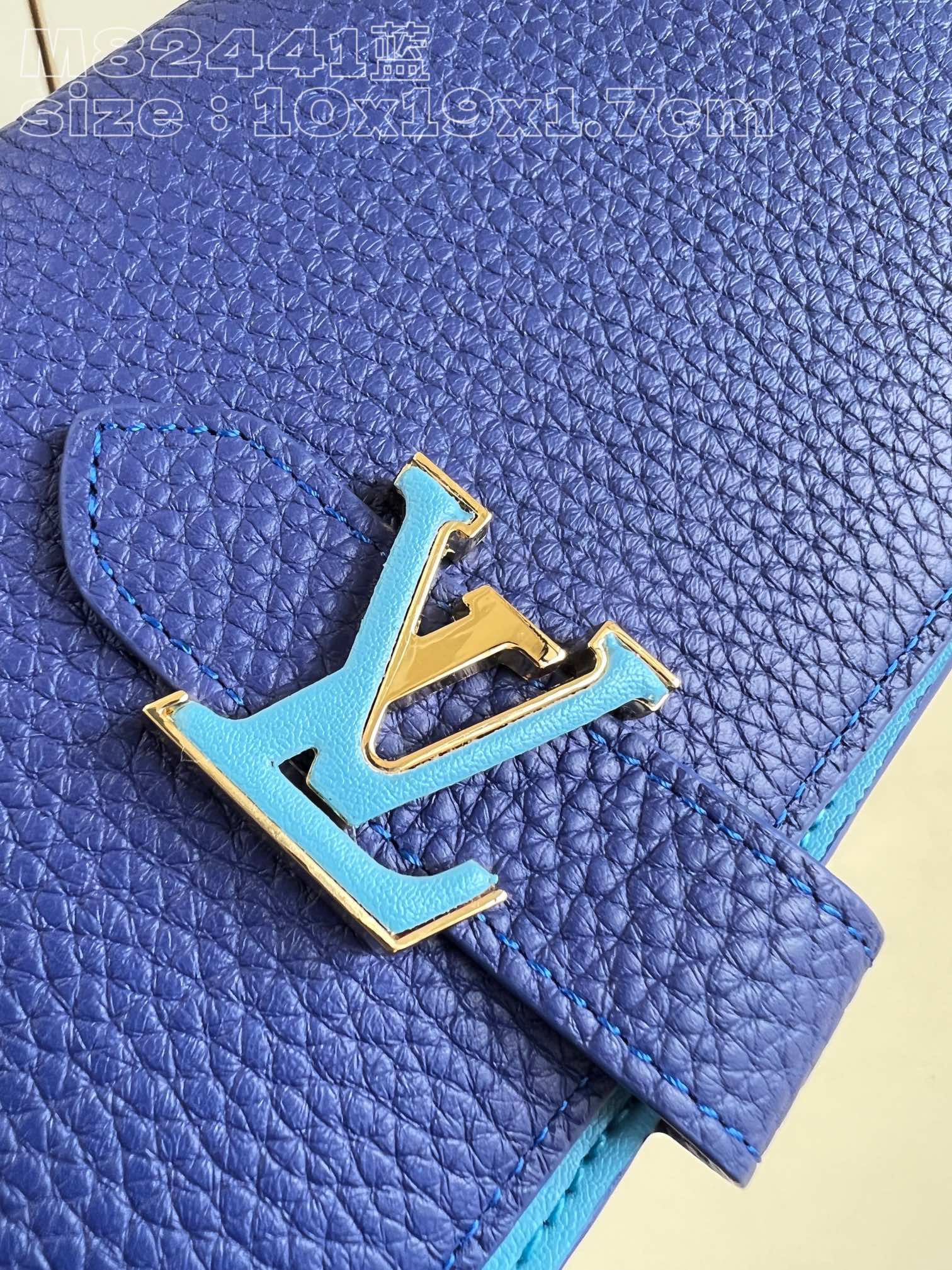 l**is V*t*n vertical wallet