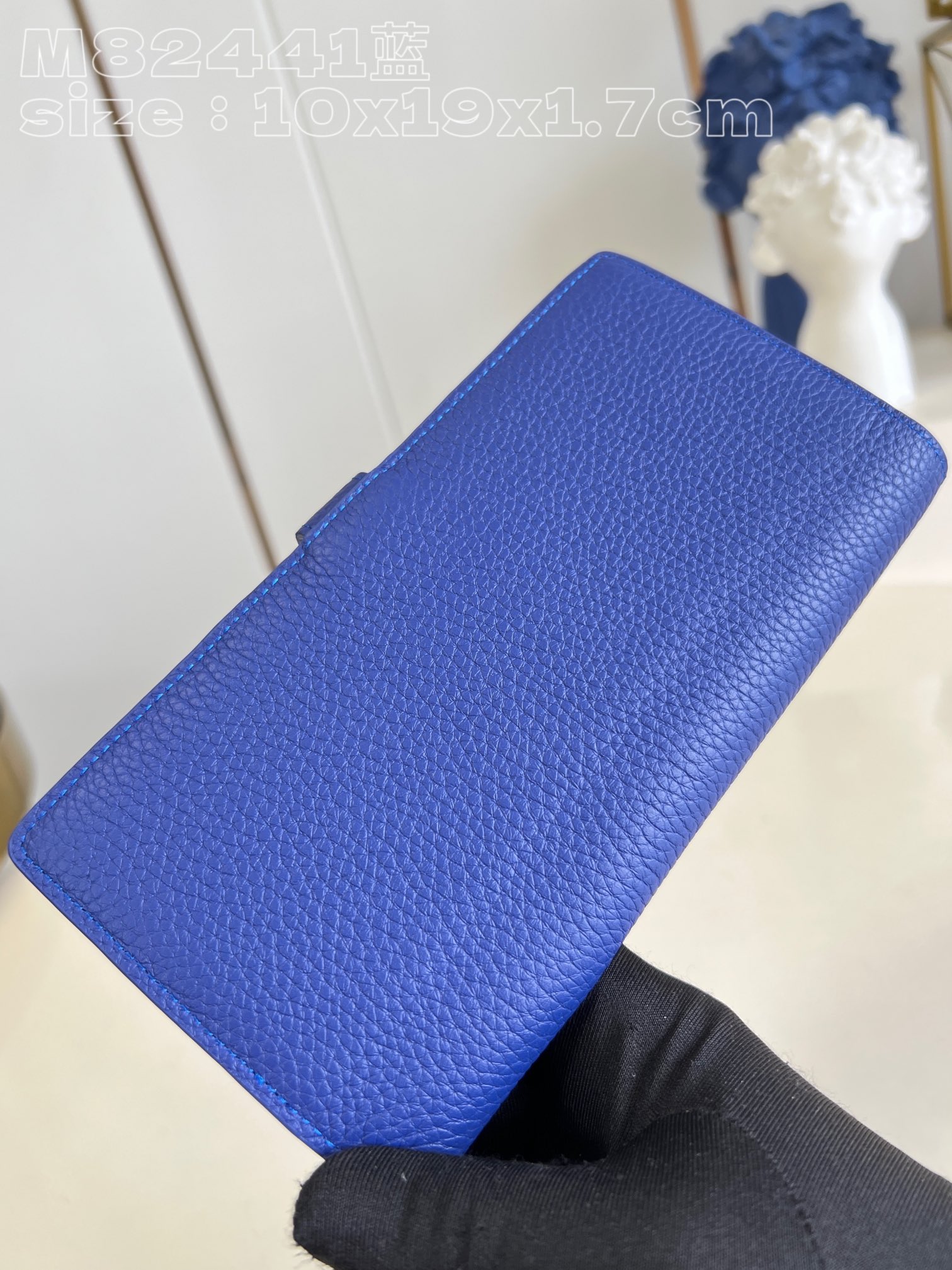 l**is V*t*n vertical wallet