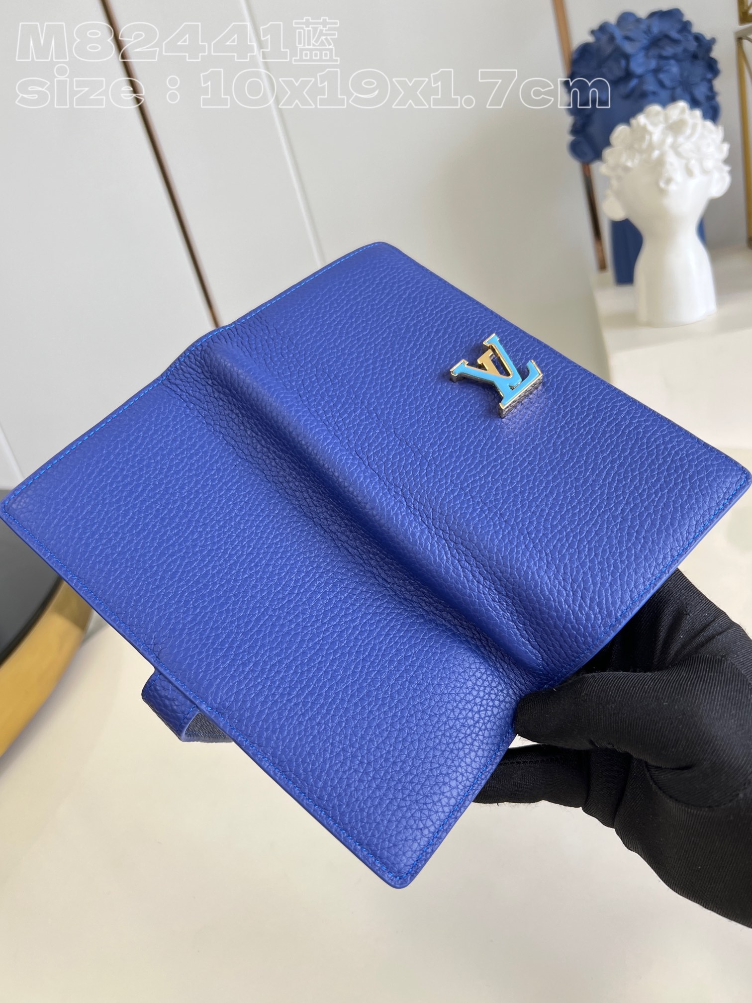 l**is V*t*n vertical wallet