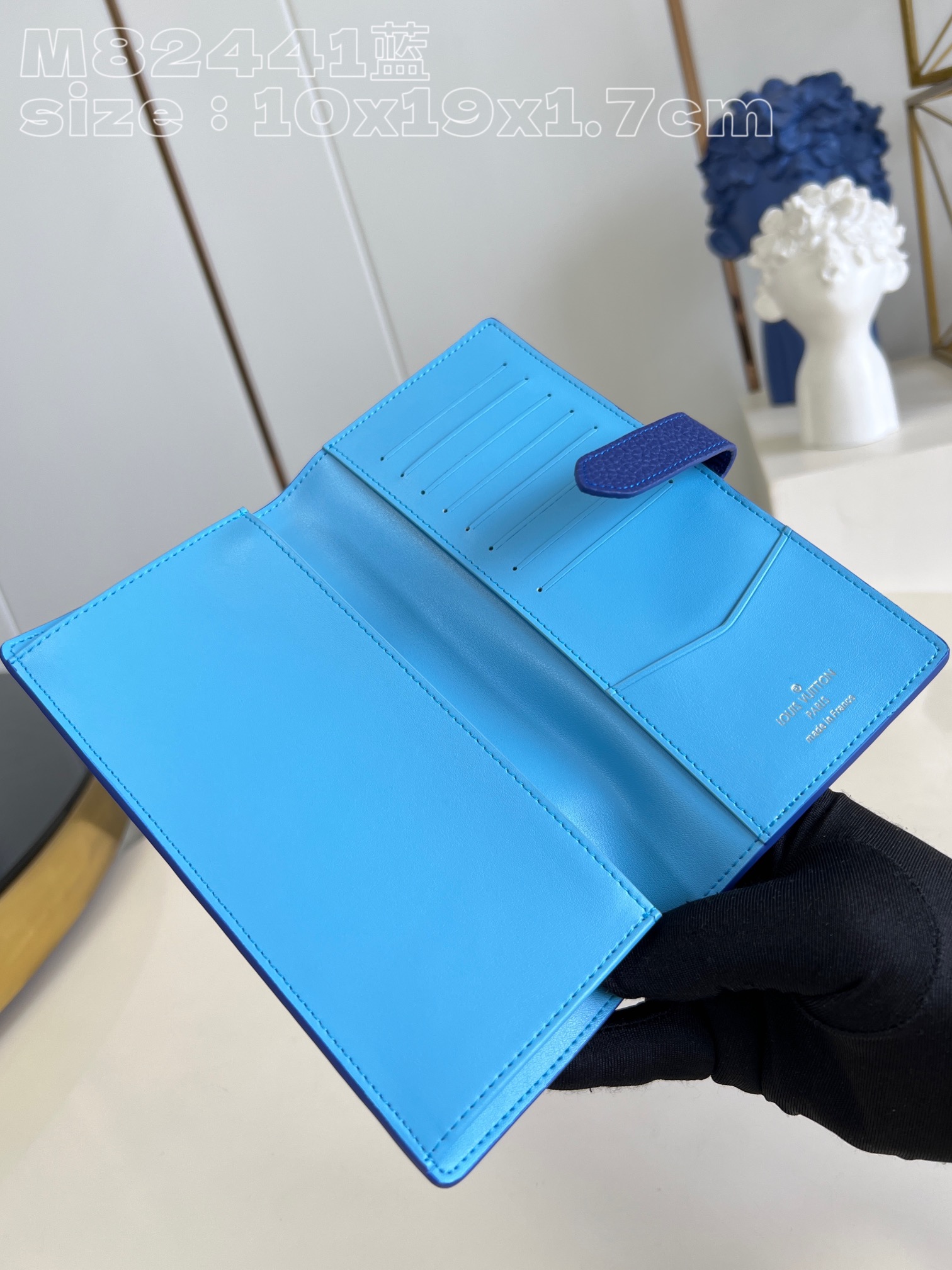 l**is V*t*n vertical wallet