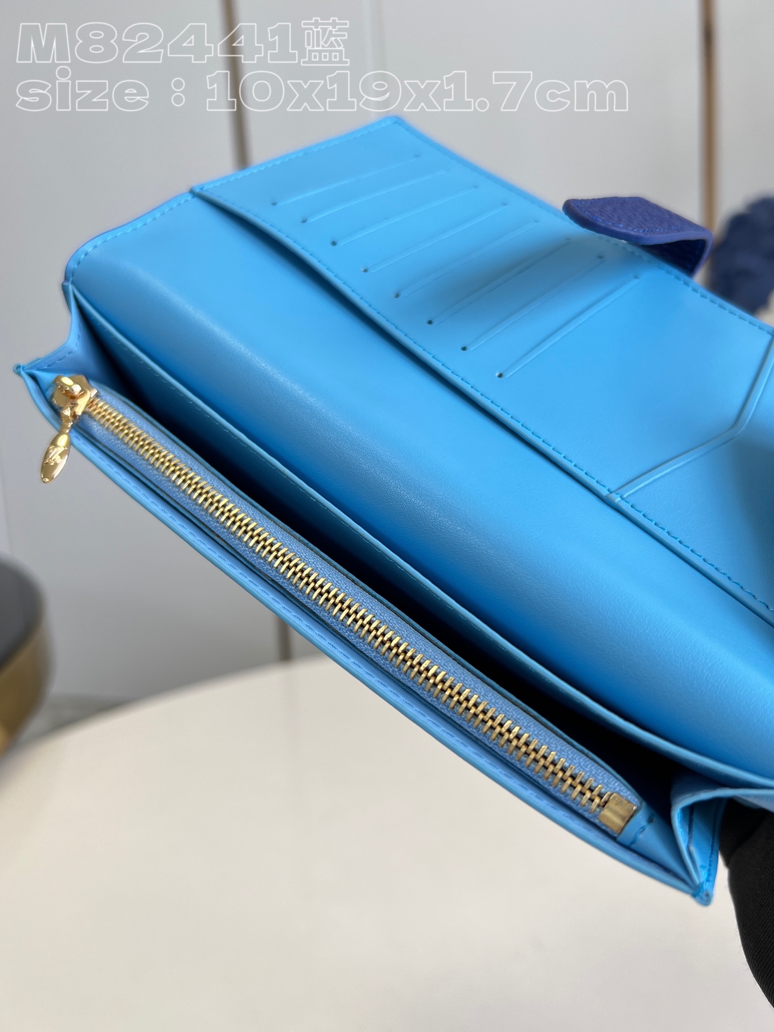 l**is V*t*n vertical wallet