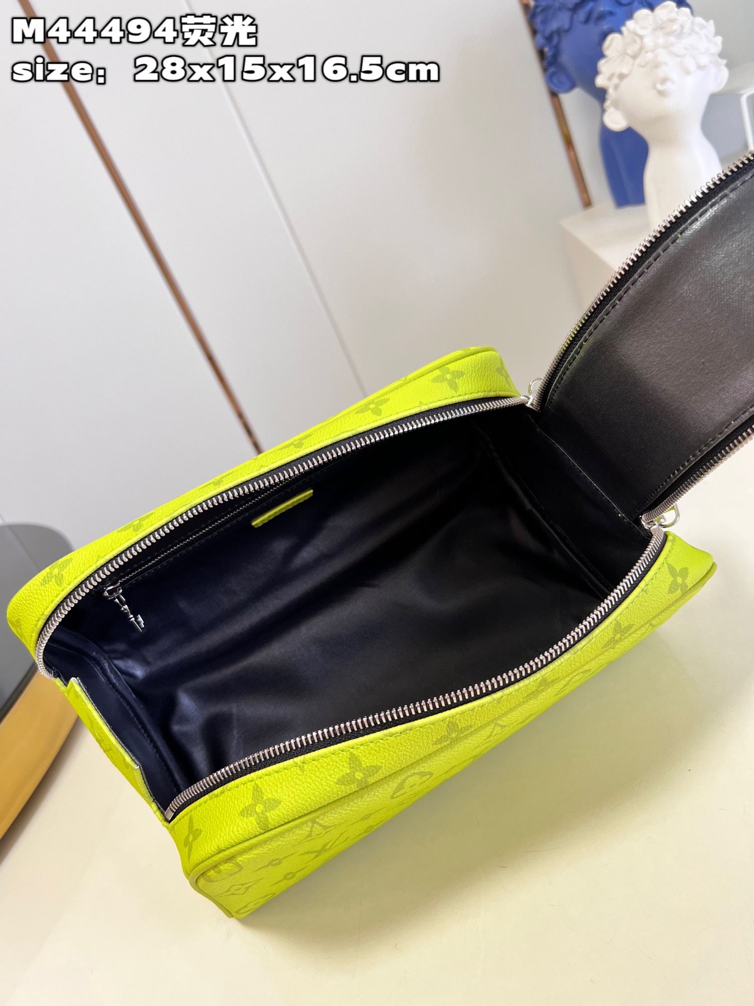 l**is V*t*n dopp kit toilet pouch