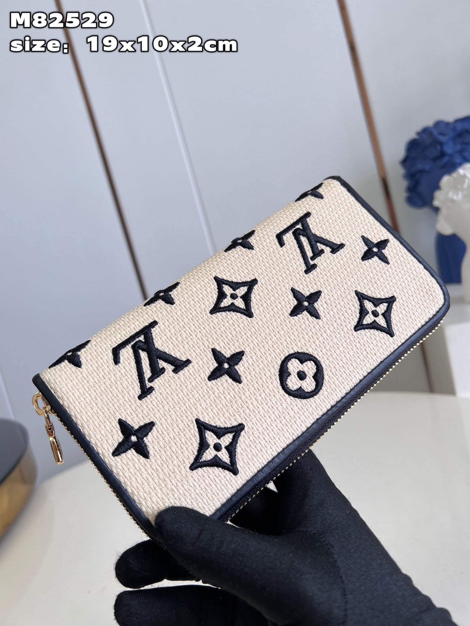 l**is V*t*n zippy wallet
