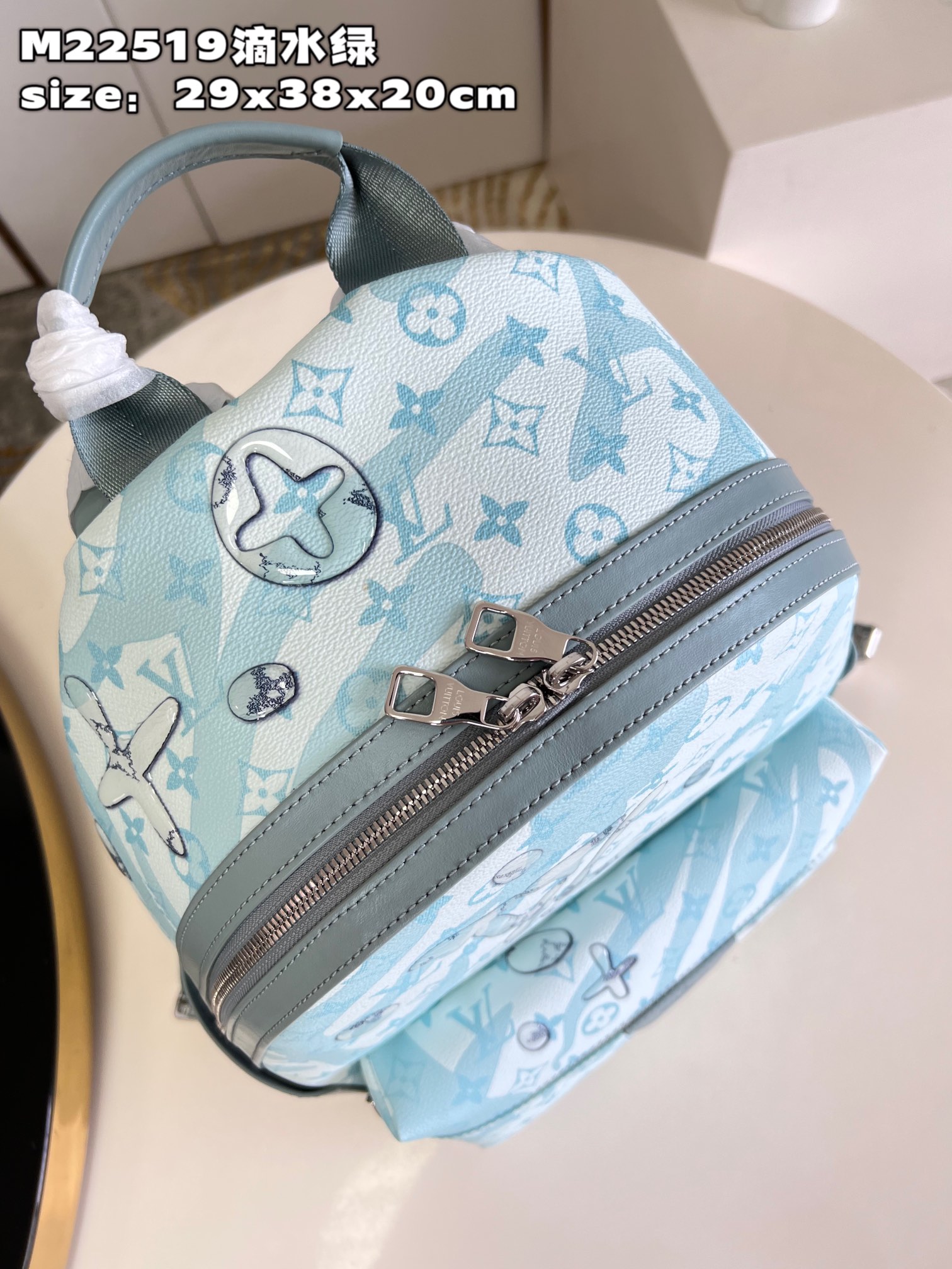 l**is V*t*n discovery backpack