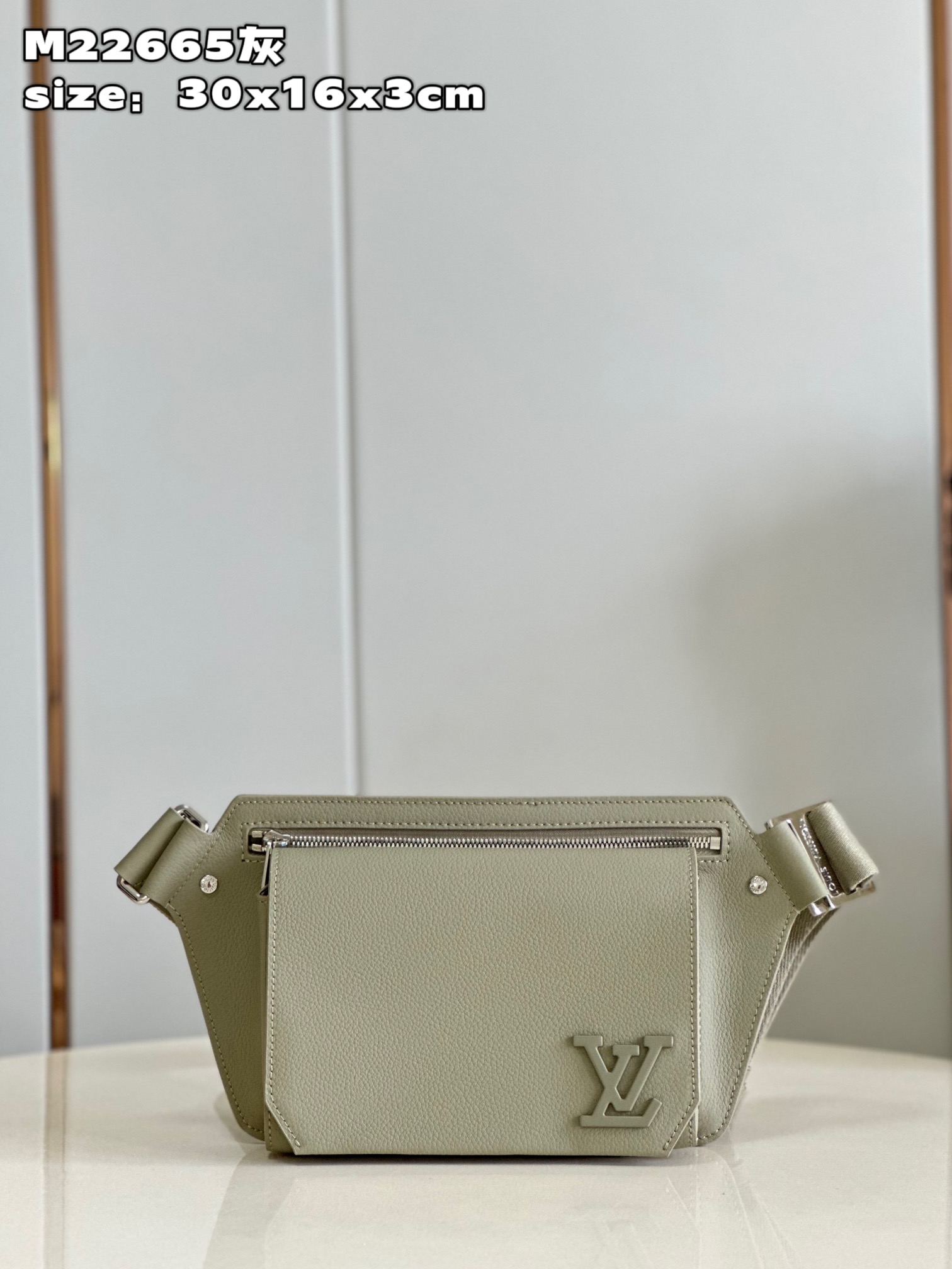 l**is V*t*n takeoff slingbag