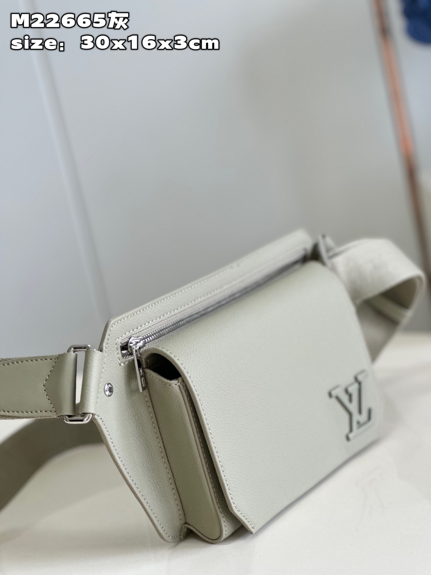 l**is V*t*n takeoff slingbag