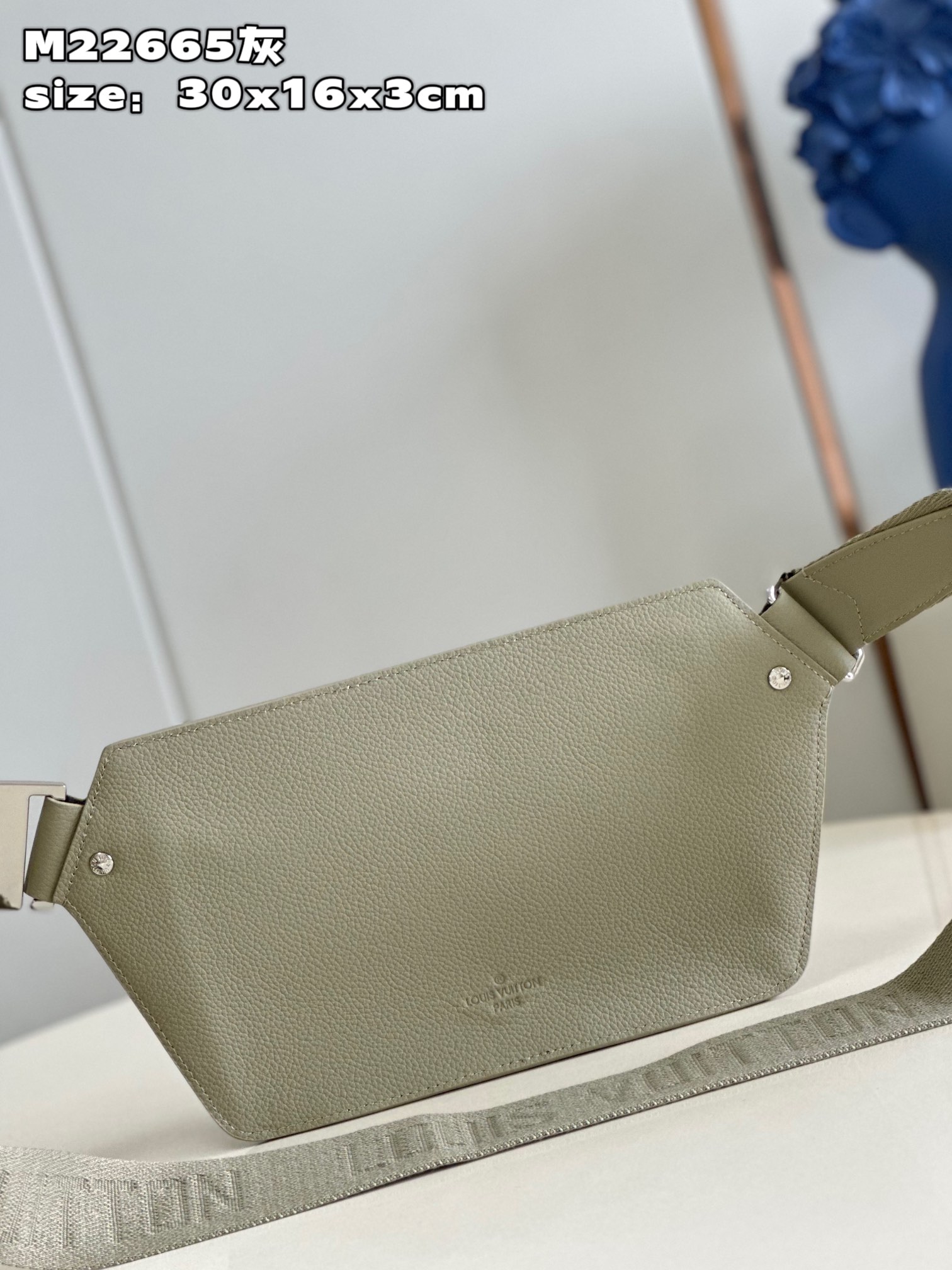 l**is V*t*n takeoff slingbag