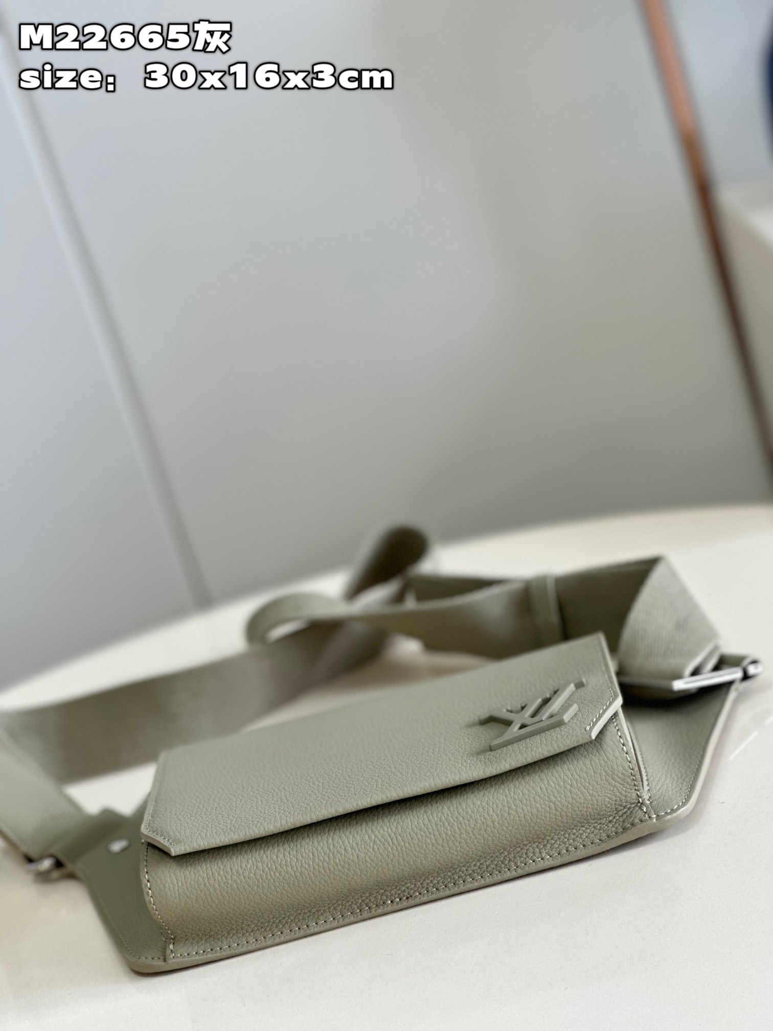 l**is V*t*n takeoff slingbag