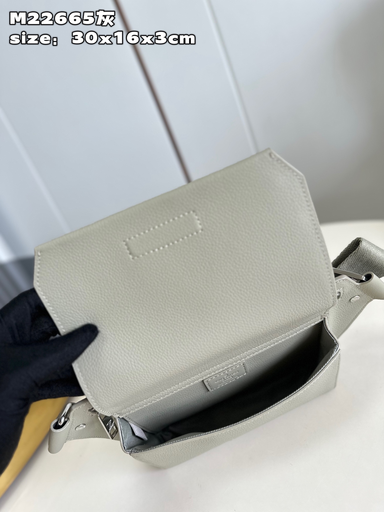 l**is V*t*n takeoff slingbag