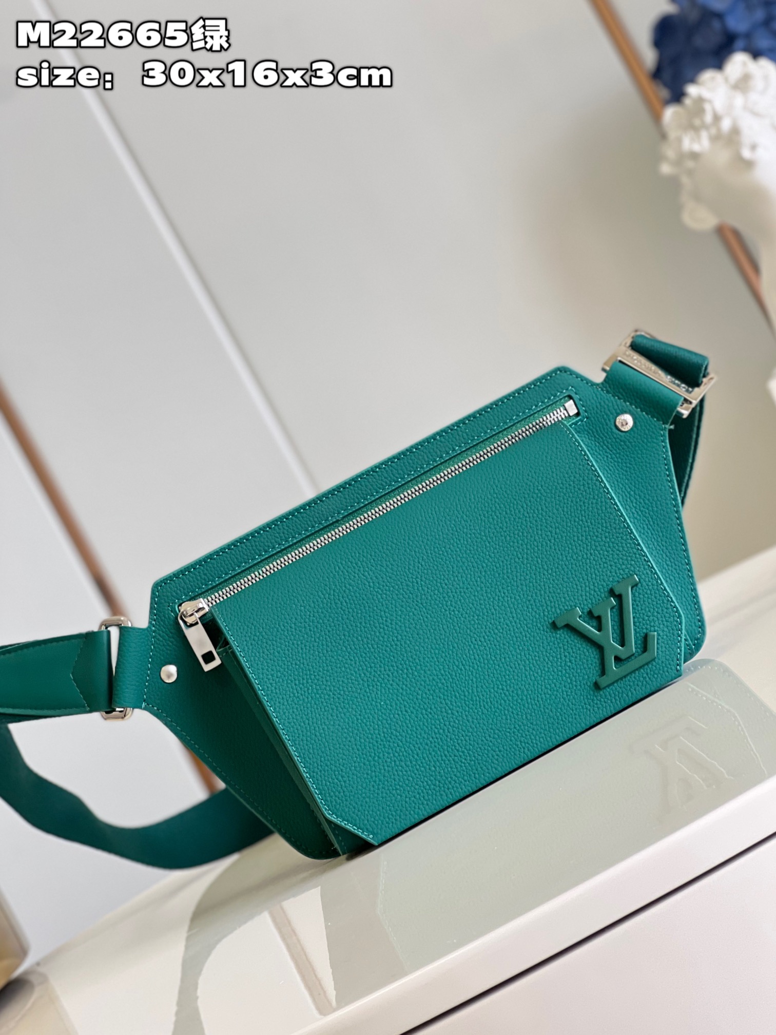 l**is V*t*n takeoff slingbag