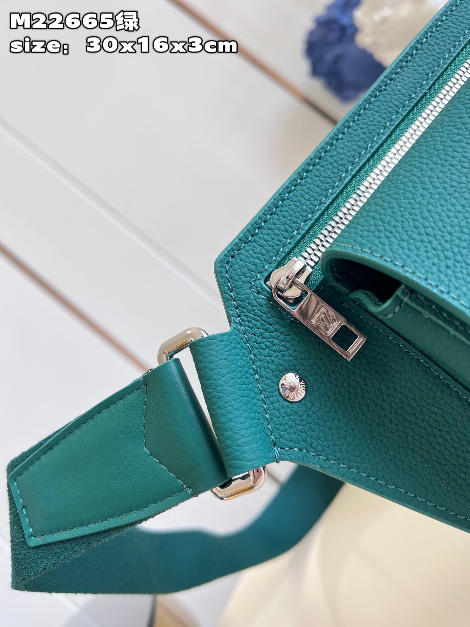 l**is V*t*n takeoff slingbag