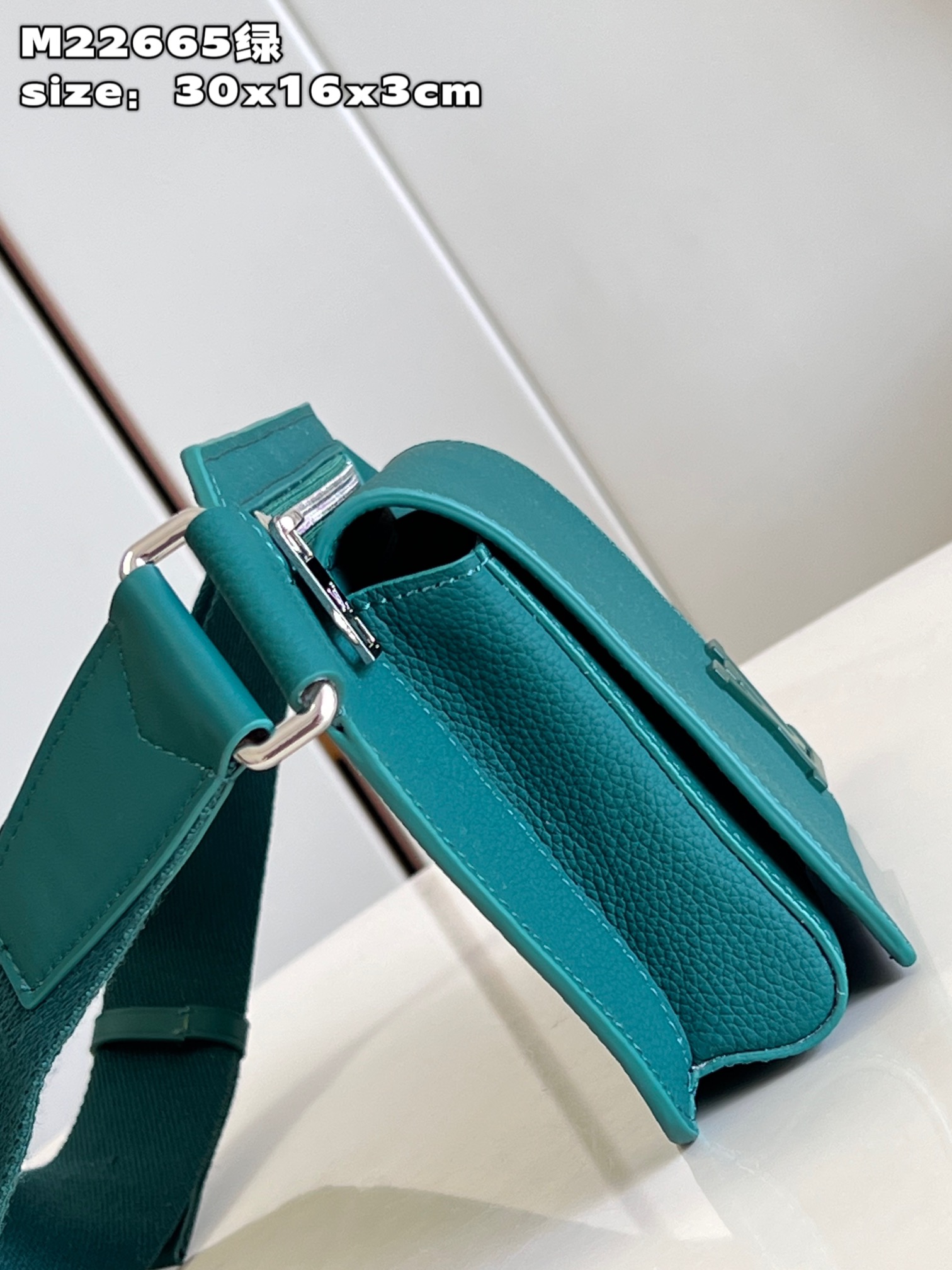 l**is V*t*n takeoff slingbag