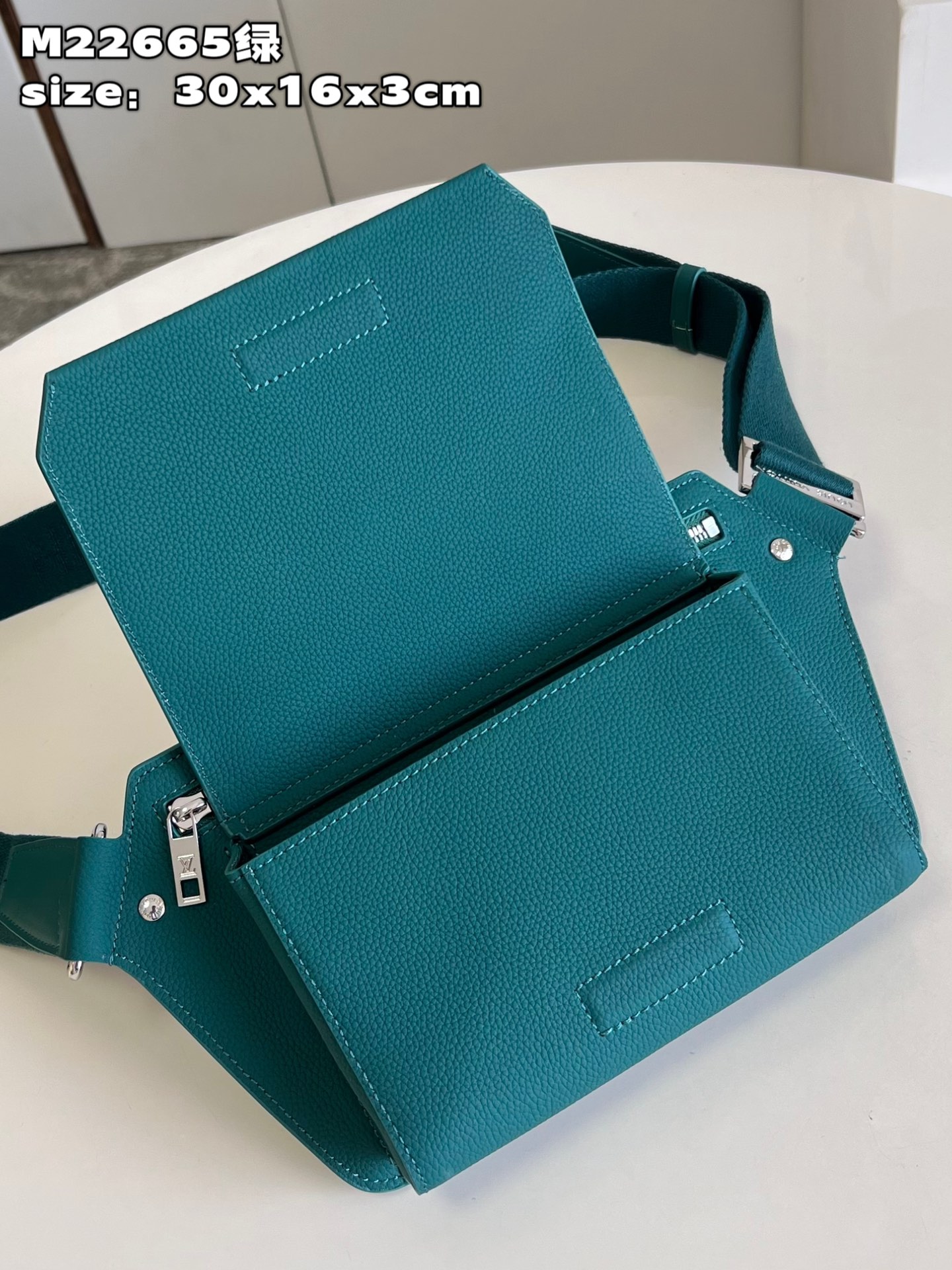 l**is V*t*n takeoff slingbag