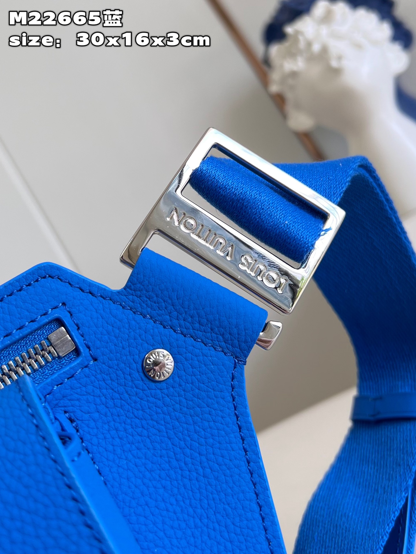 l**is V*t*n takeoff slingbag