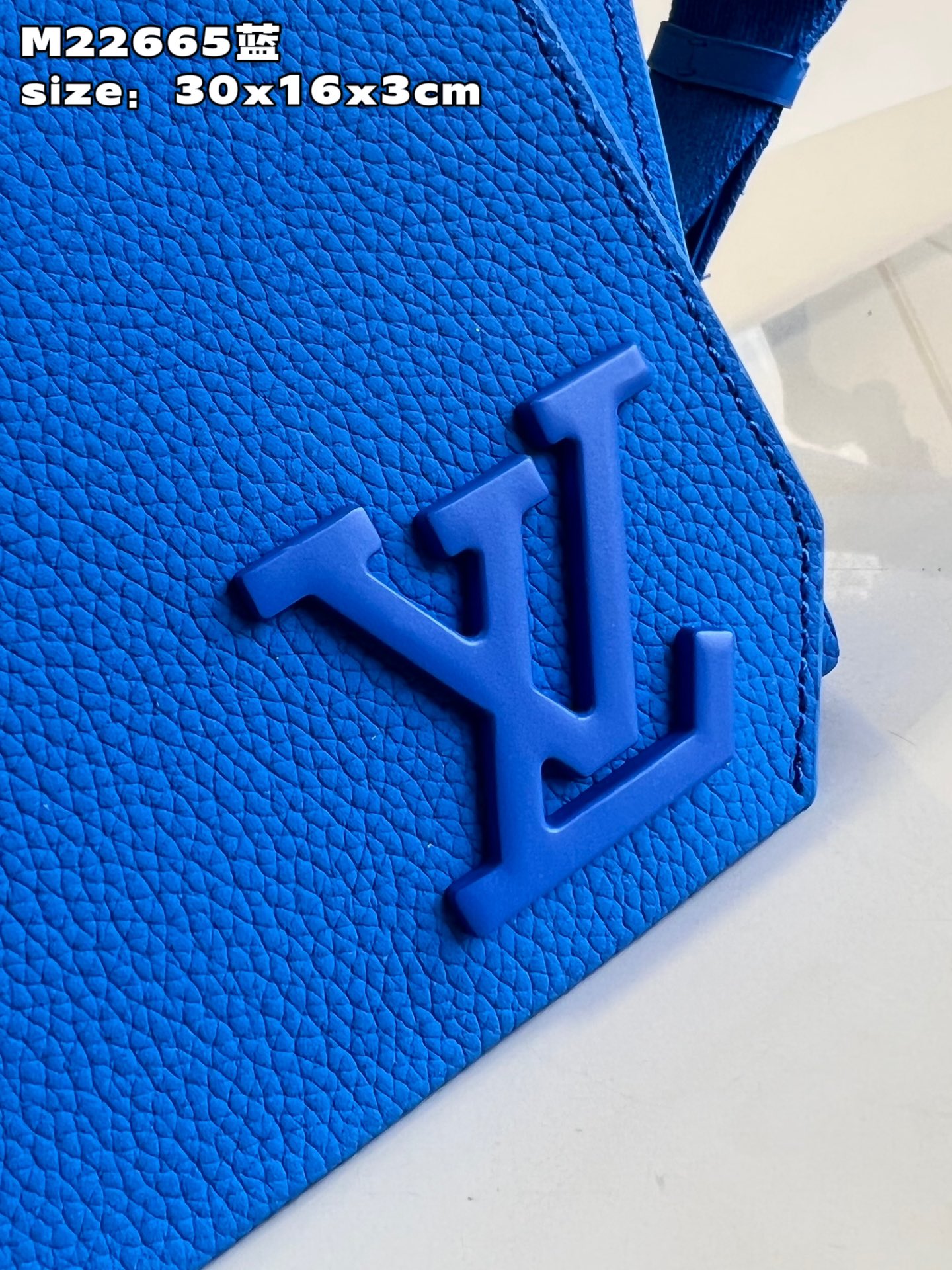 l**is V*t*n takeoff slingbag