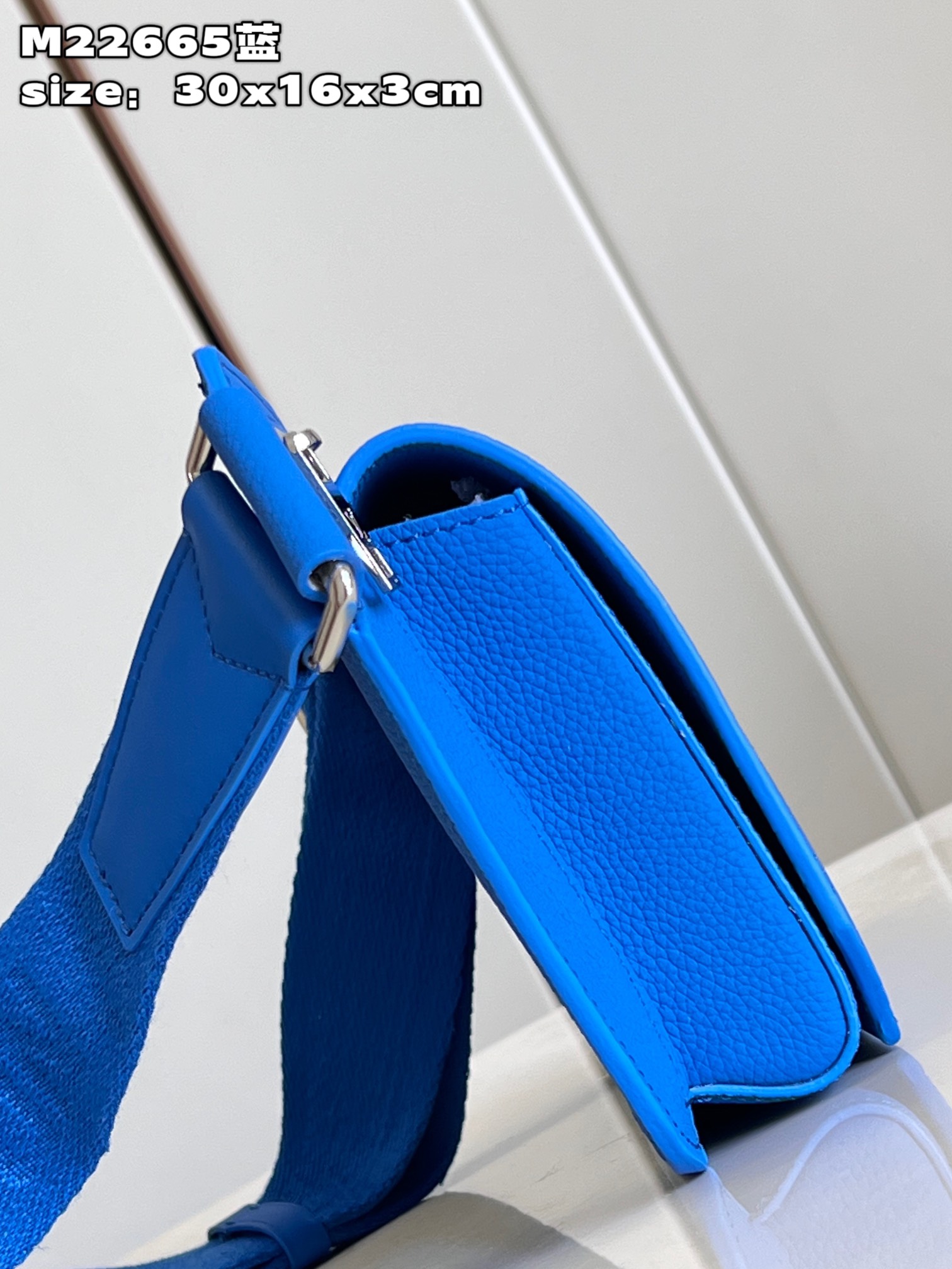 l**is V*t*n takeoff slingbag