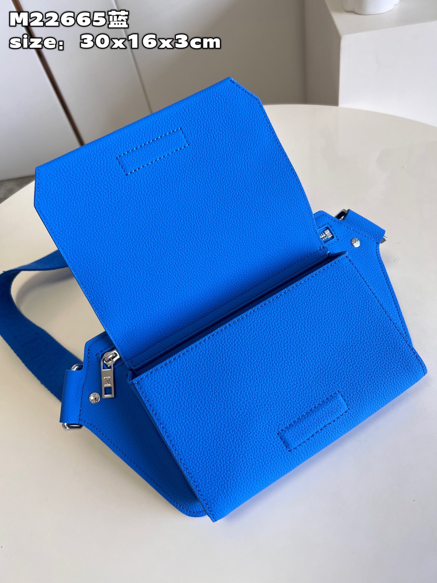 l**is V*t*n takeoff slingbag