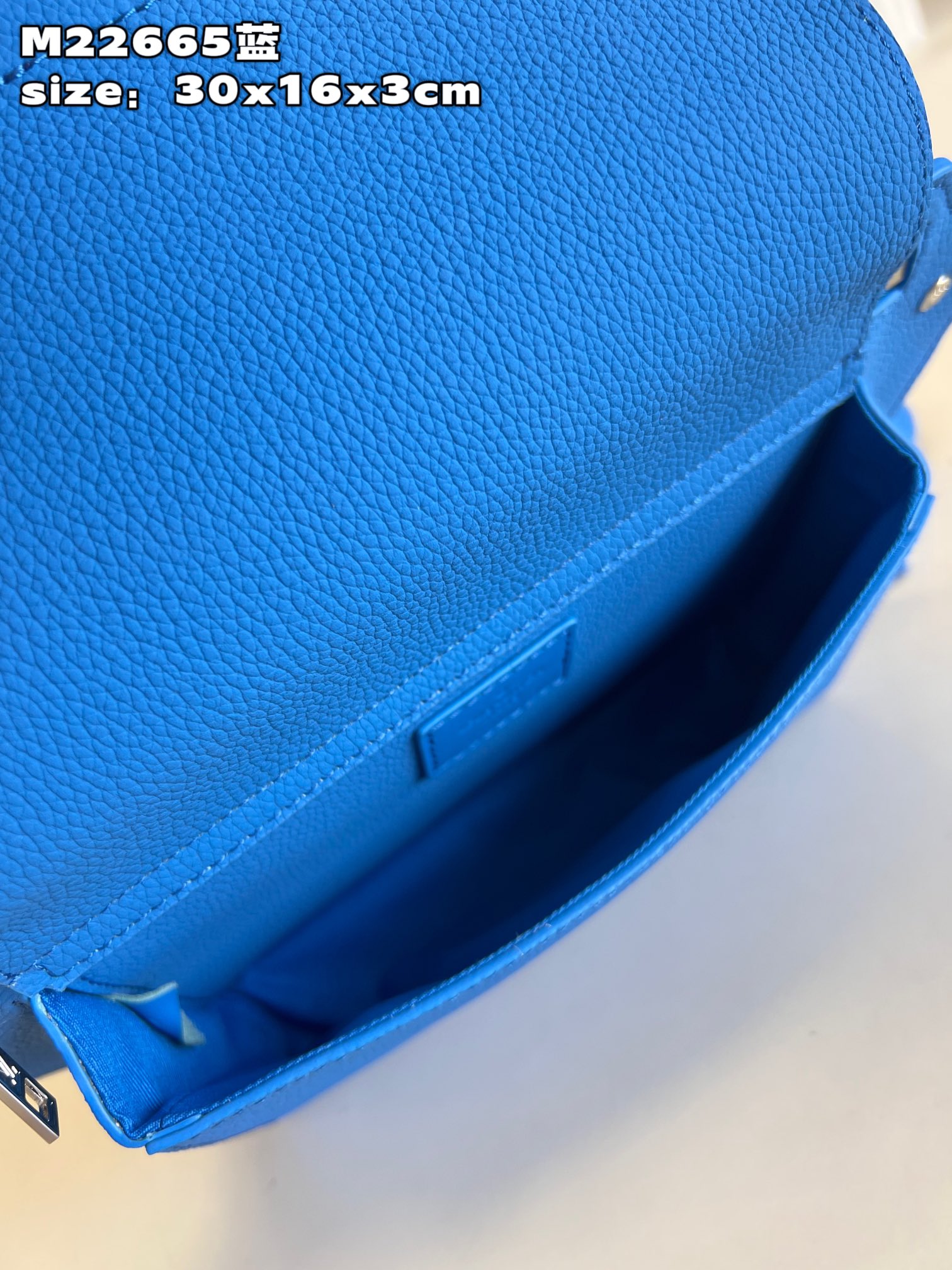 l**is V*t*n takeoff slingbag