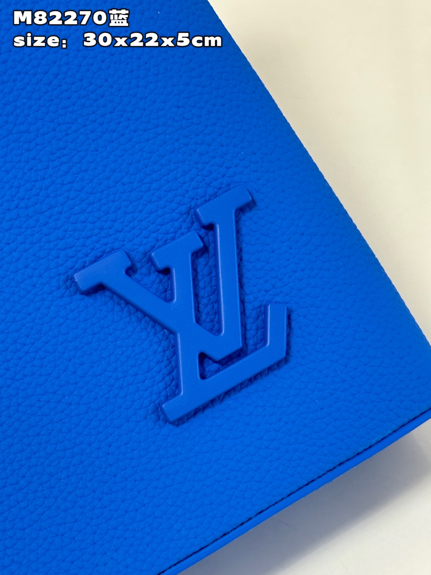 l**is V*t*n takeoff pouch