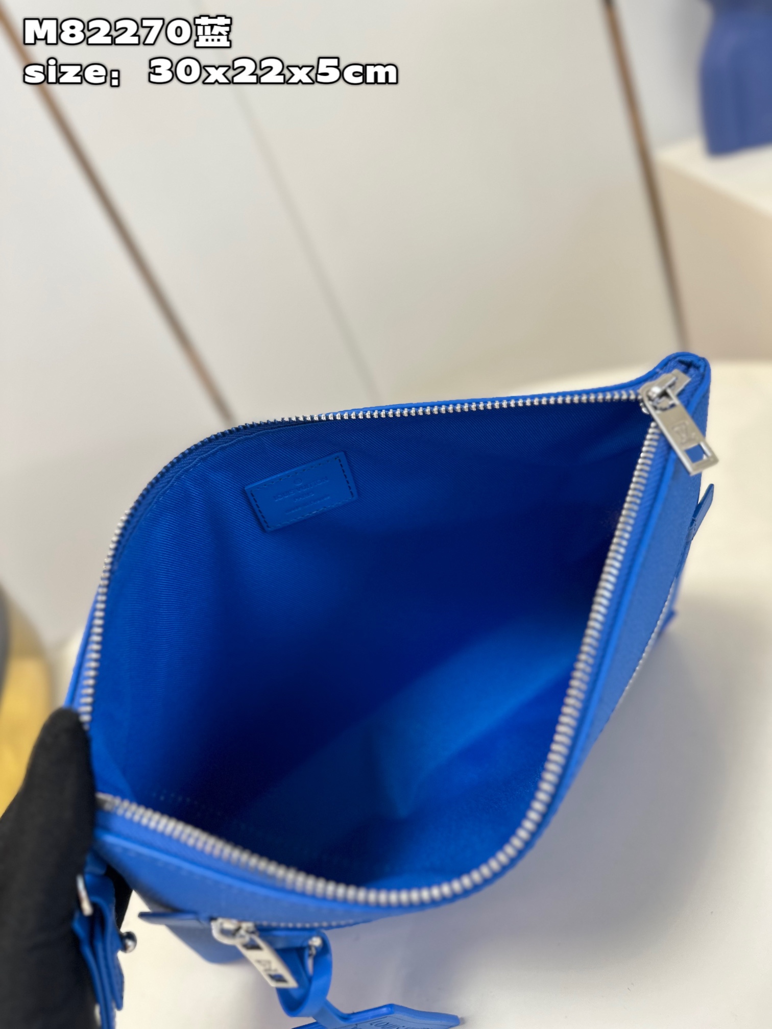 l**is V*t*n takeoff pouch