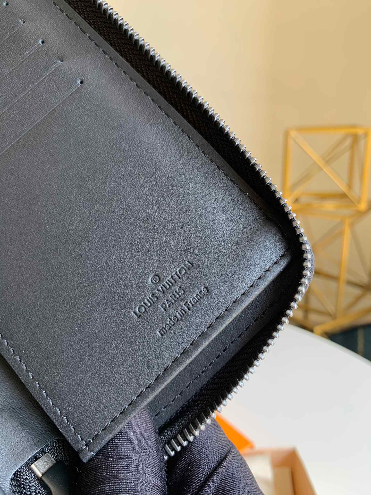 l**is V*t*n zippy vertical  wallet