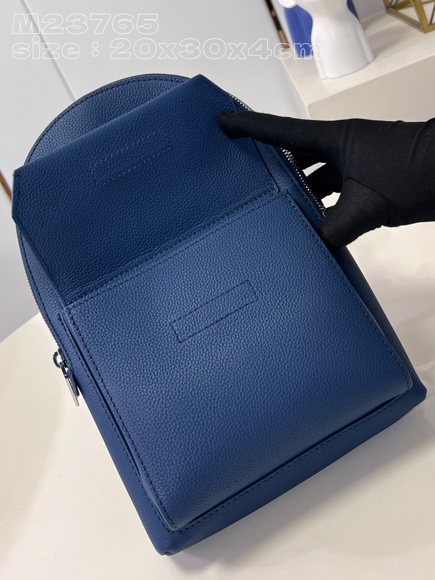 l**is V*t*n pilot slingbag