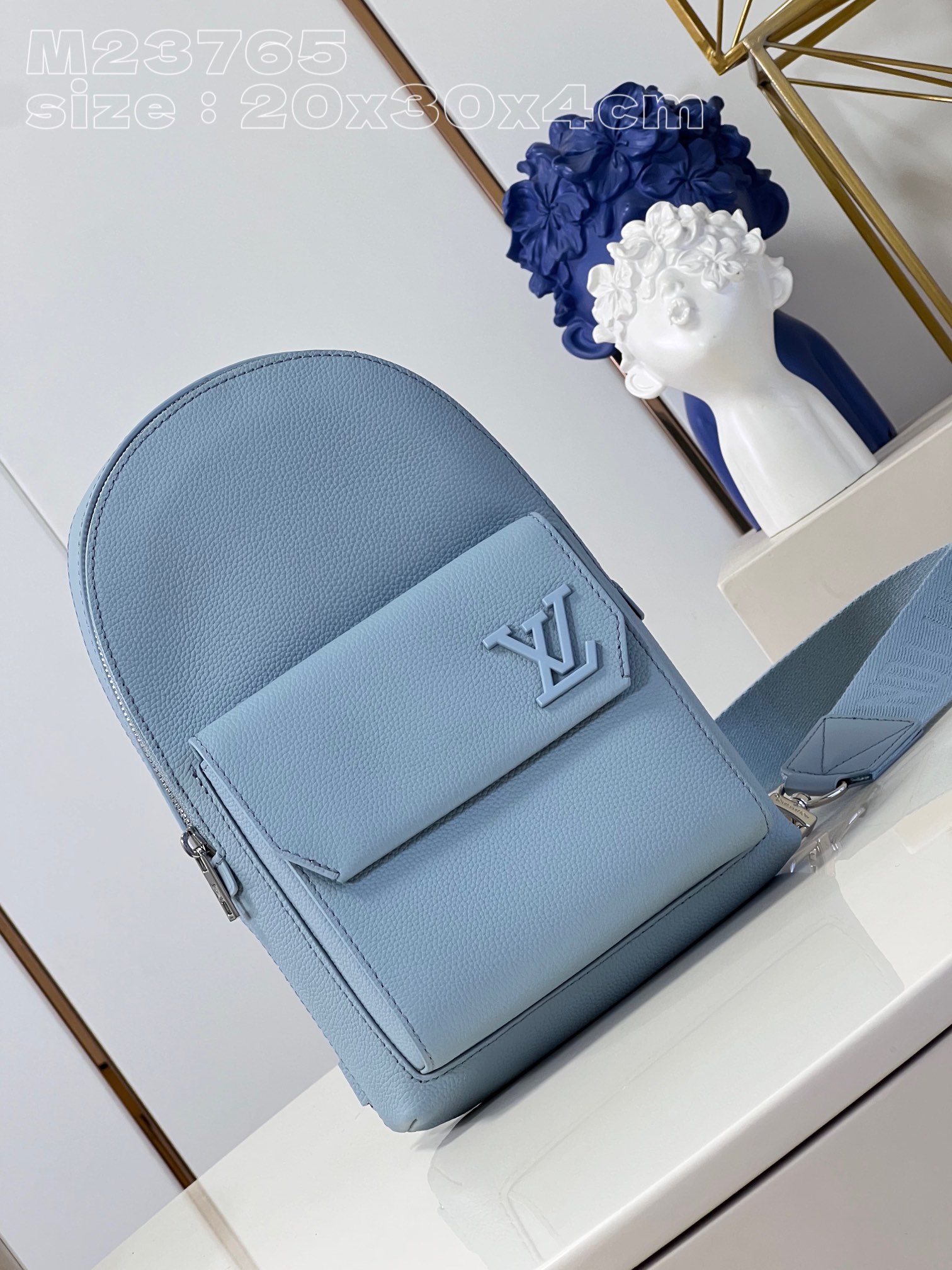 l**is V*t*n pilot slingbag