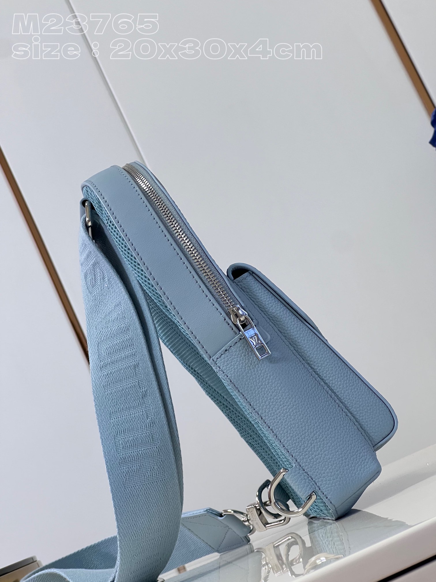 l**is V*t*n pilot slingbag