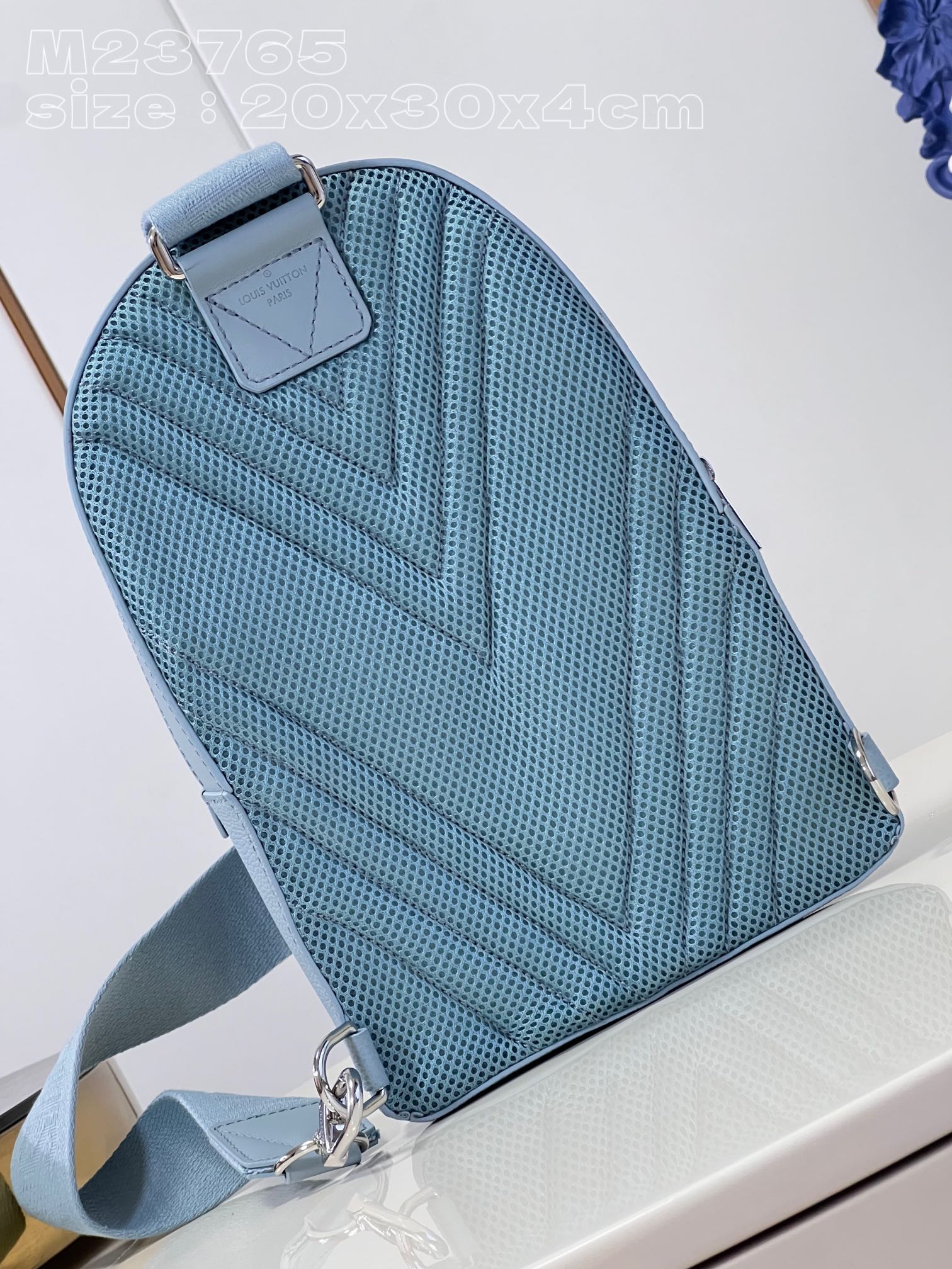 l**is V*t*n pilot slingbag