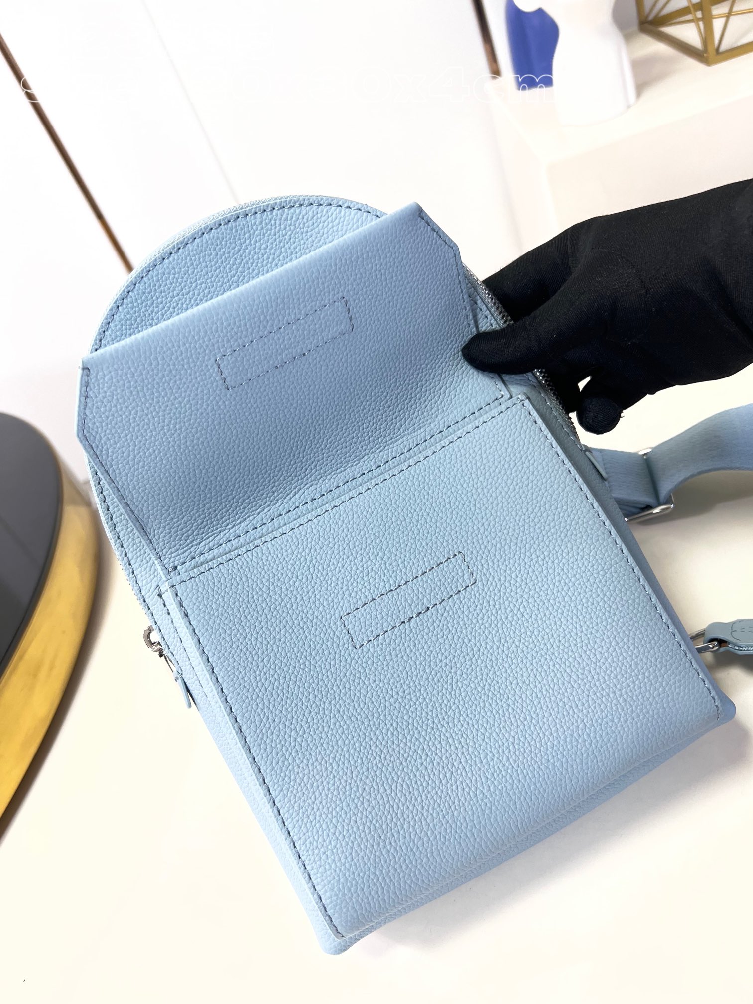 l**is V*t*n pilot slingbag