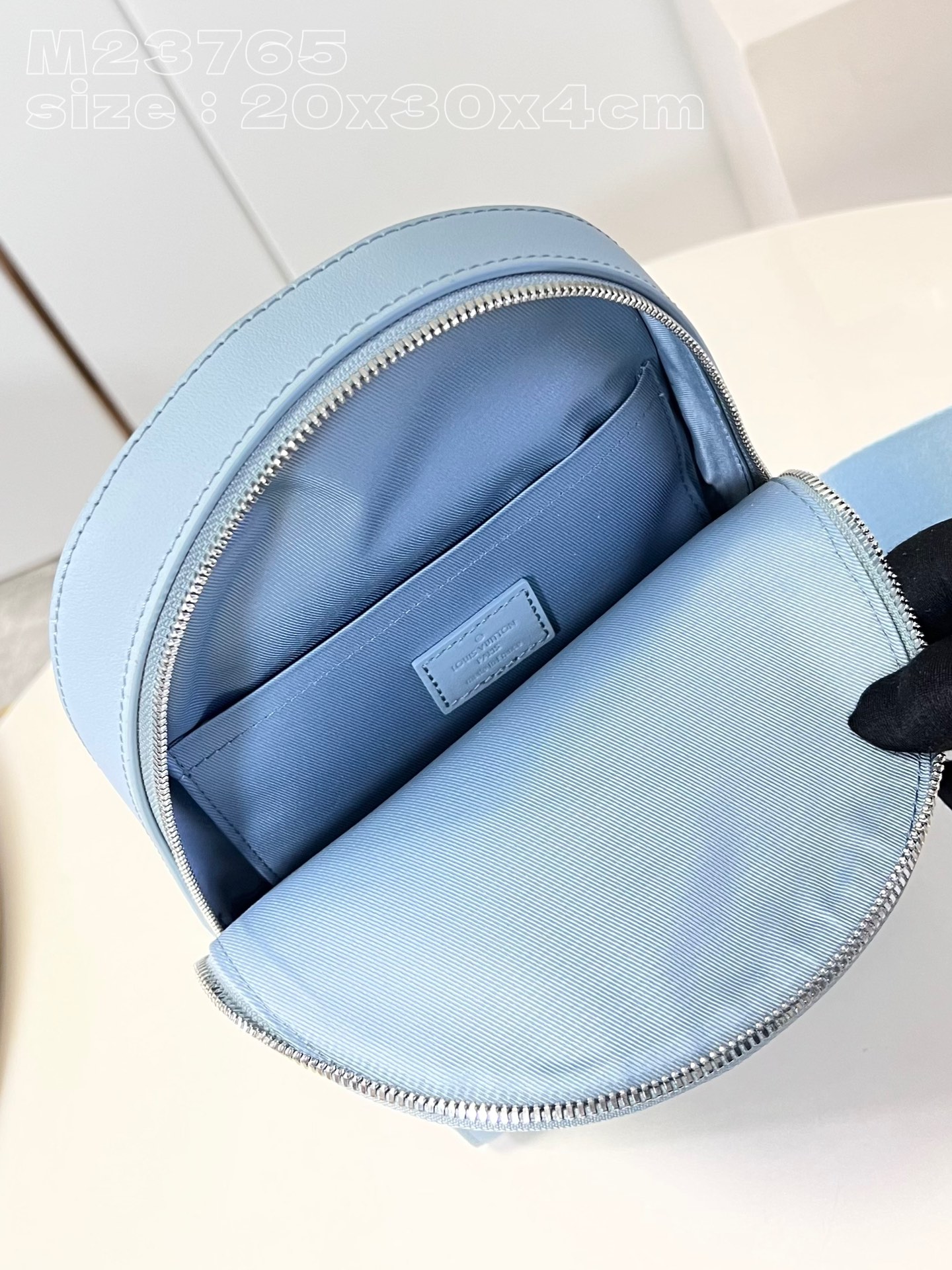 l**is V*t*n pilot slingbag
