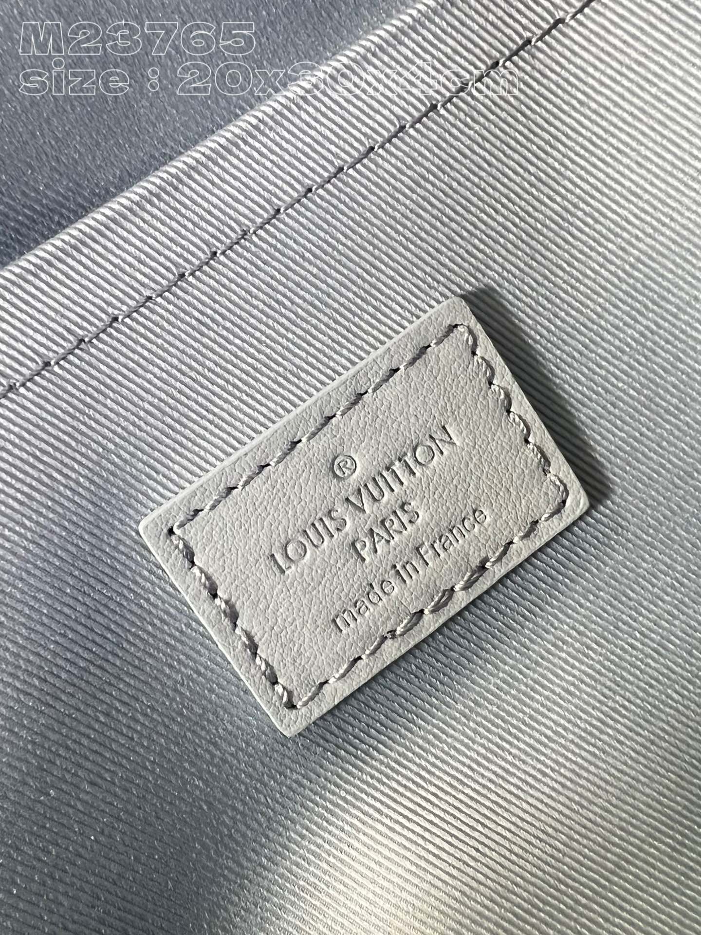 l**is V*t*n pilot slingbag