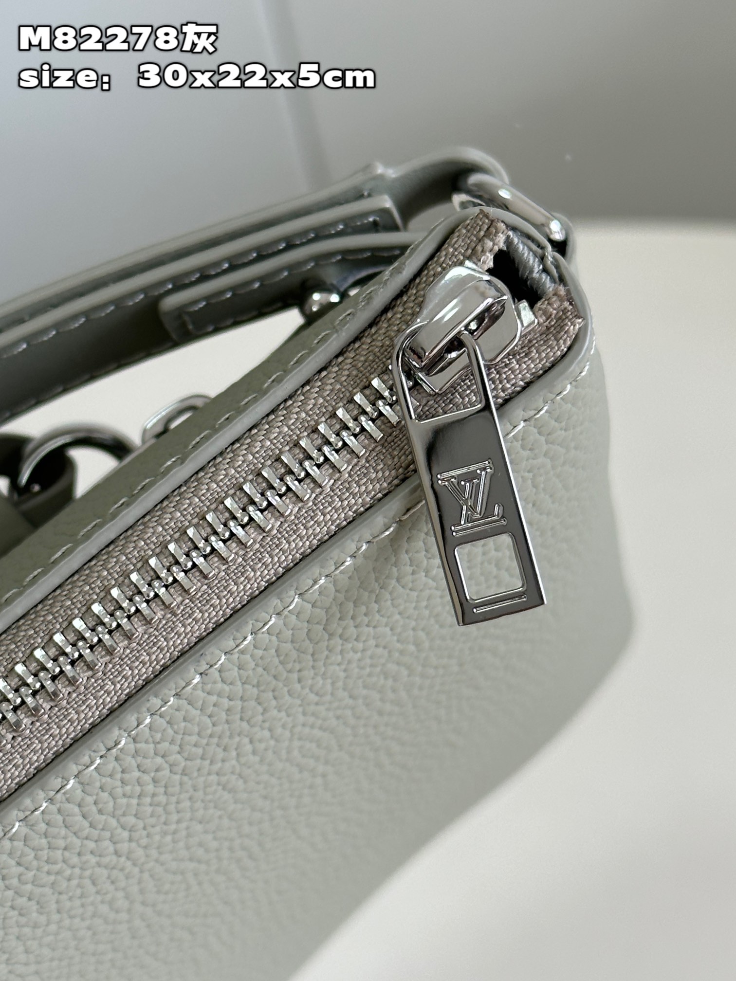 l**is V*t*n takeoff  handbag