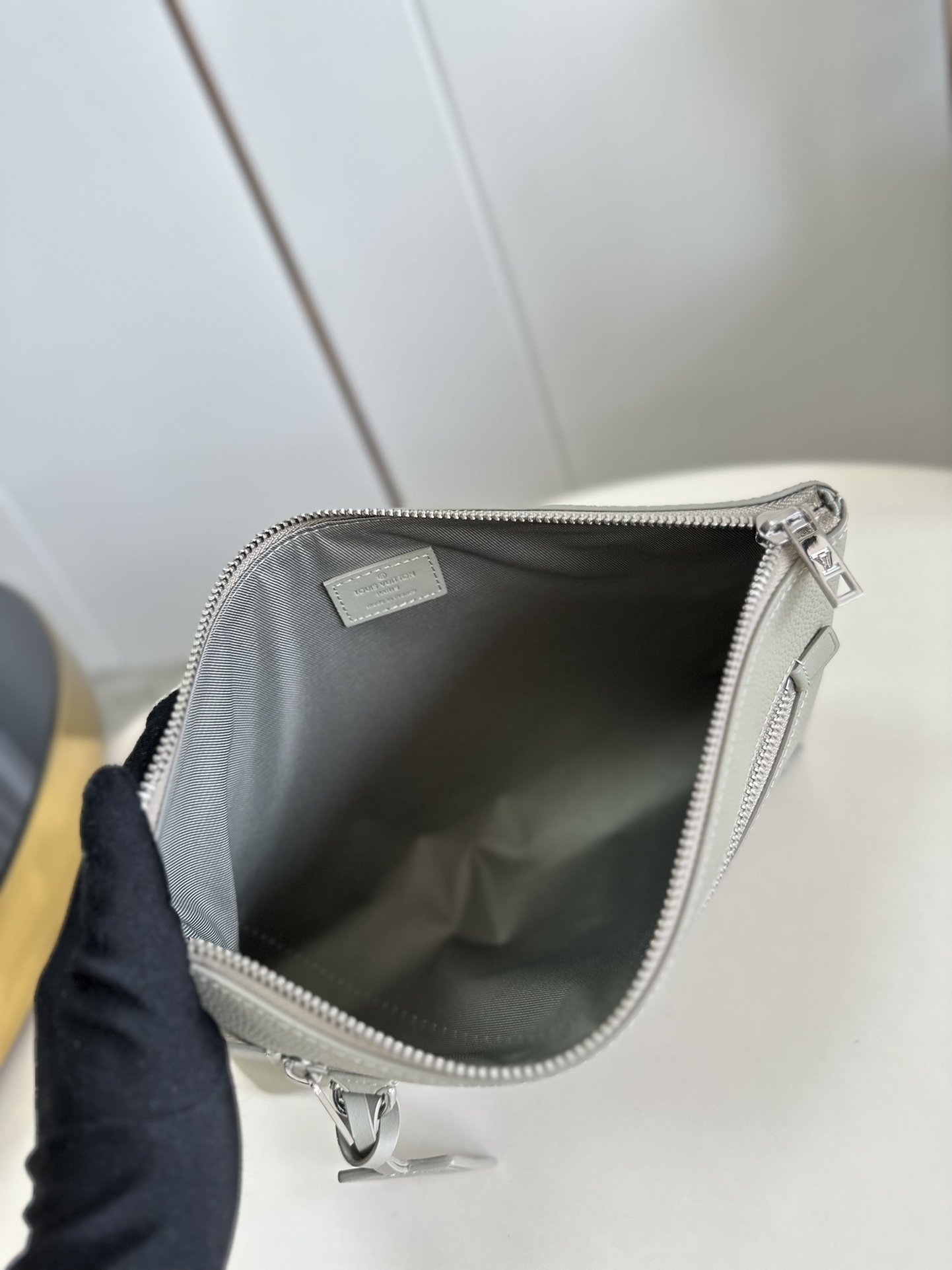 l**is V*t*n takeoff  handbag