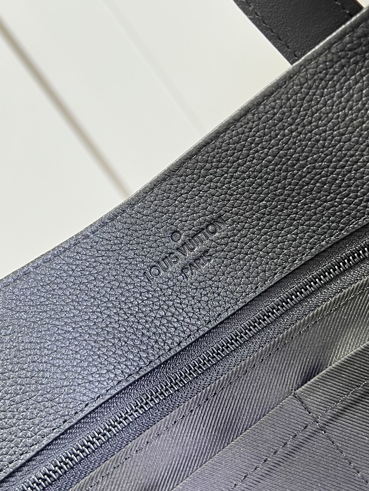 l**is V*t*n fastline tote