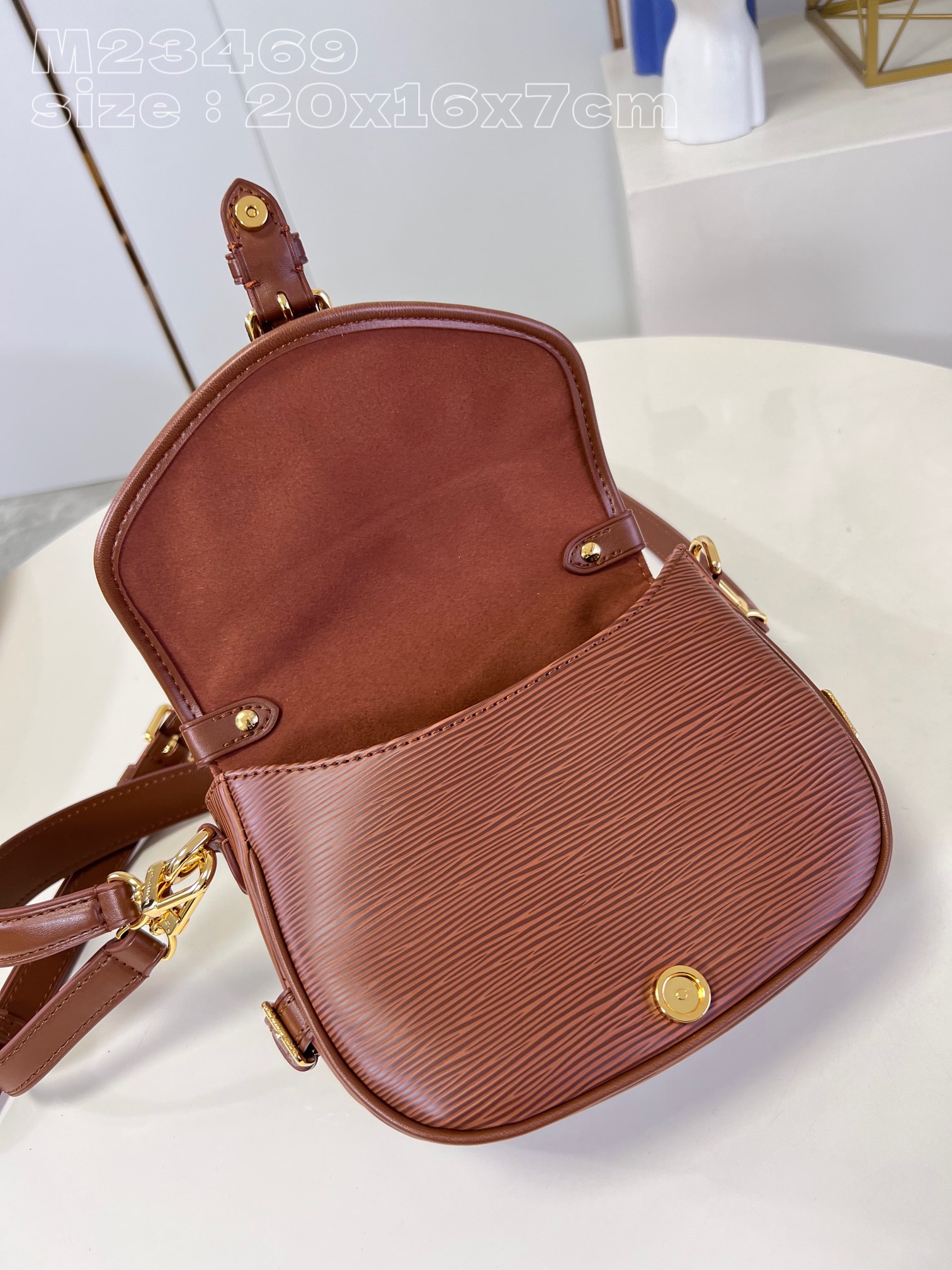 l**is V*t*n  saumur bb handbag