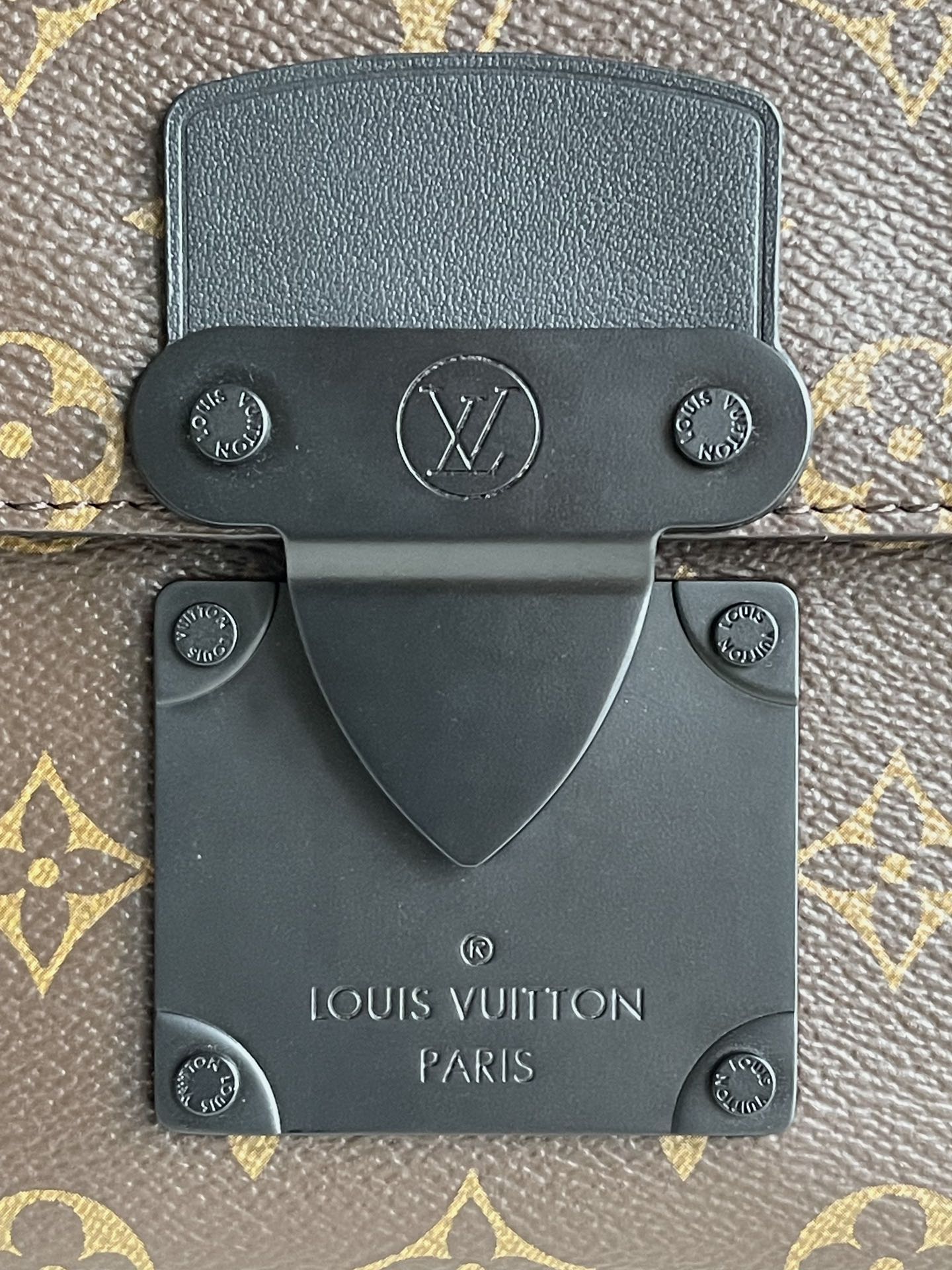 l**is V*t*n s lock messenger