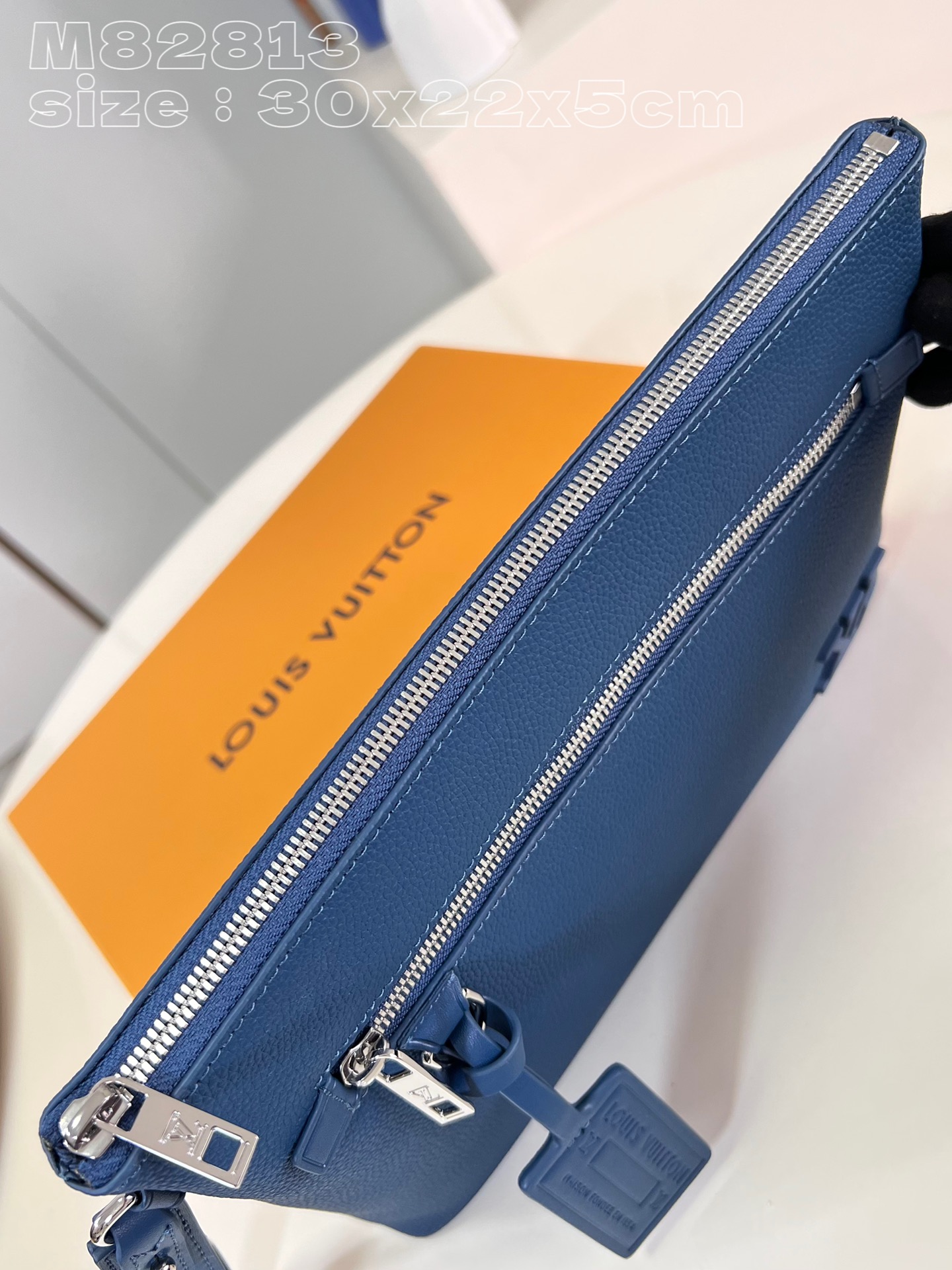 l**is V*t*n takeoff pouch