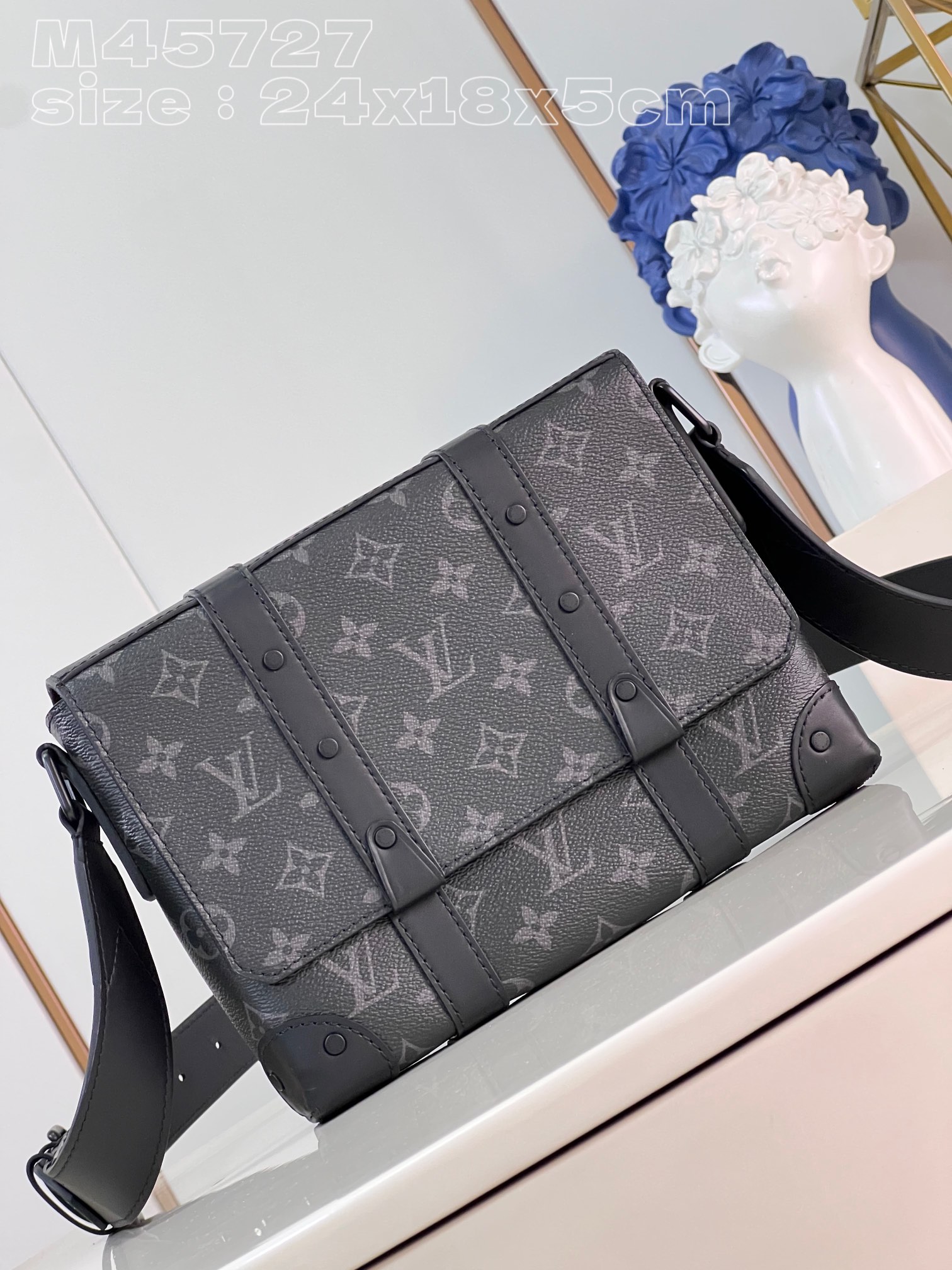 l**is V*t*n trunk messenger bag