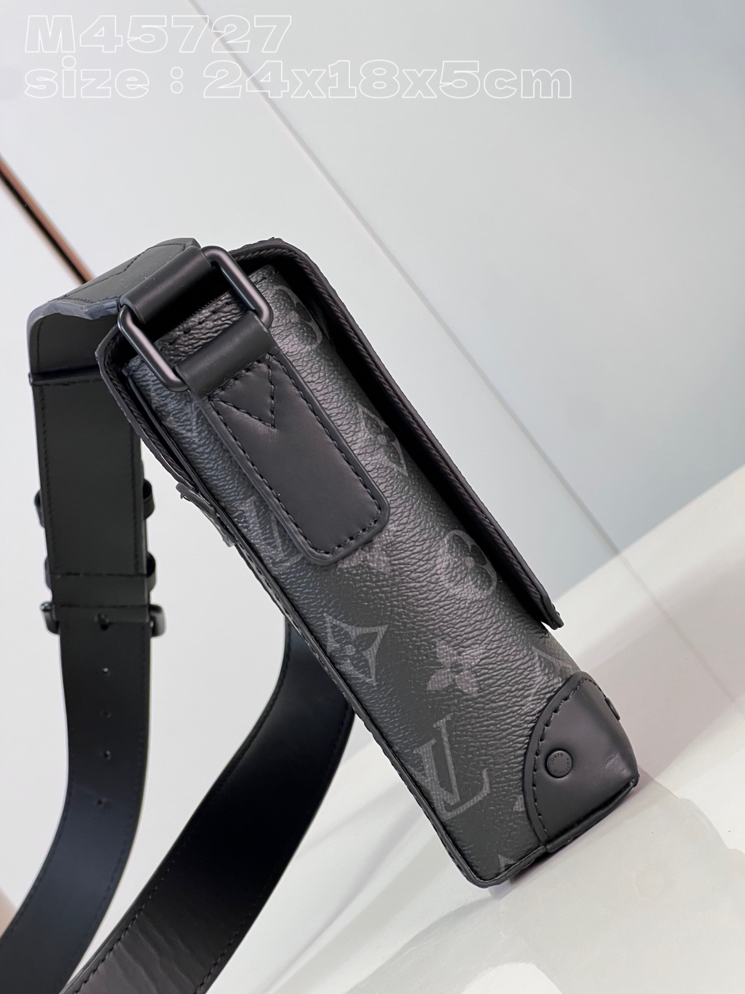 l**is V*t*n trunk messenger bag