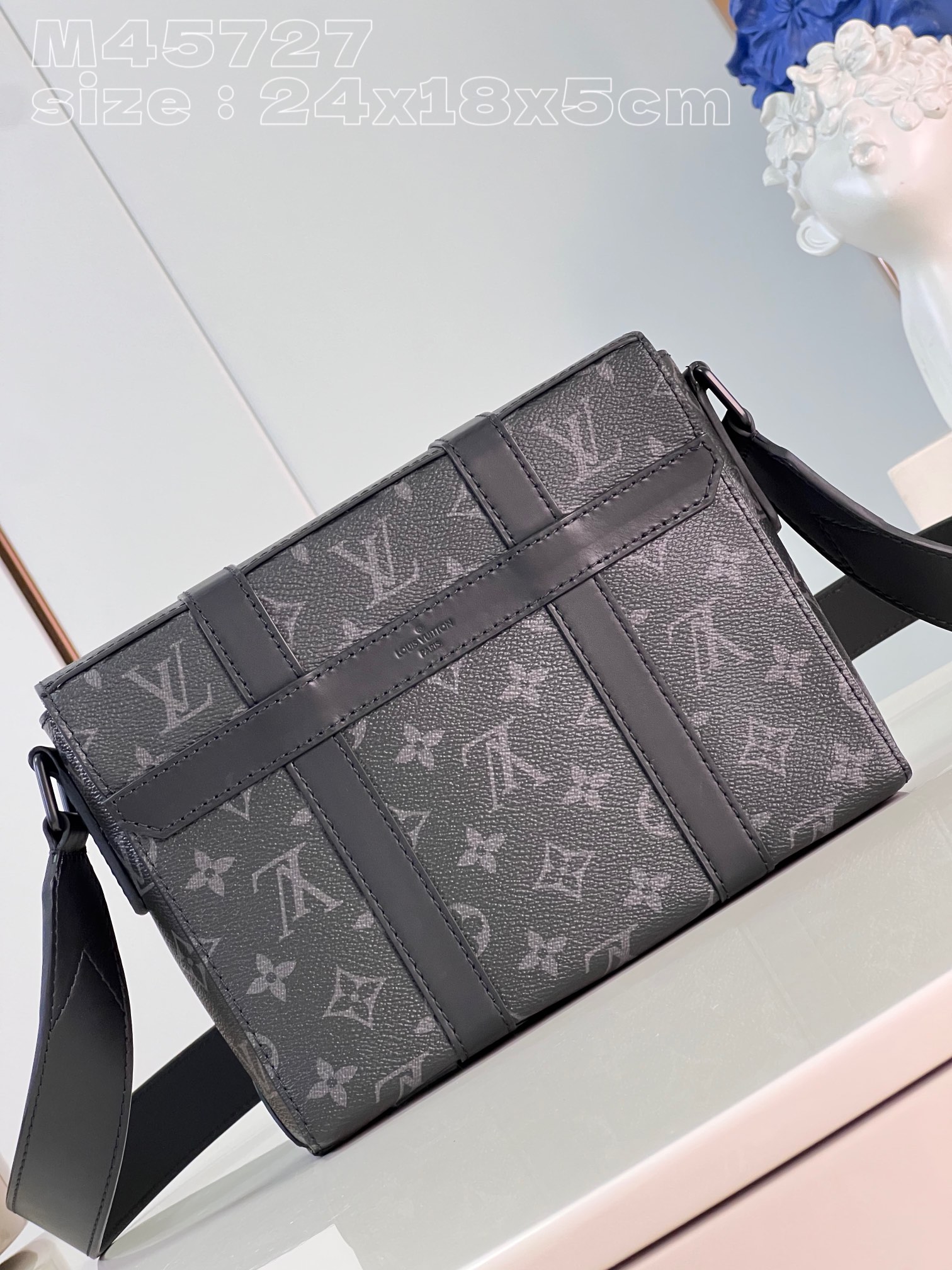 l**is V*t*n trunk messenger bag