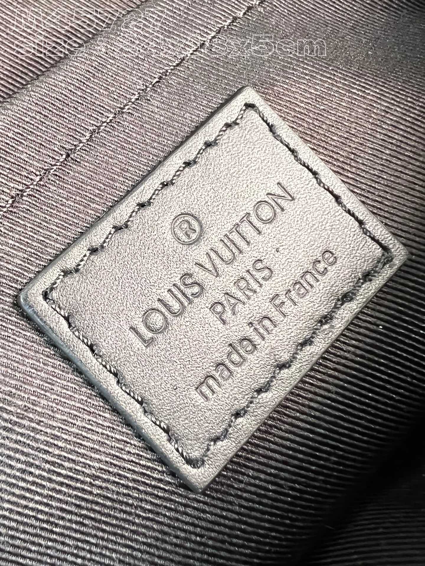 l**is V*t*n trunk messenger bag