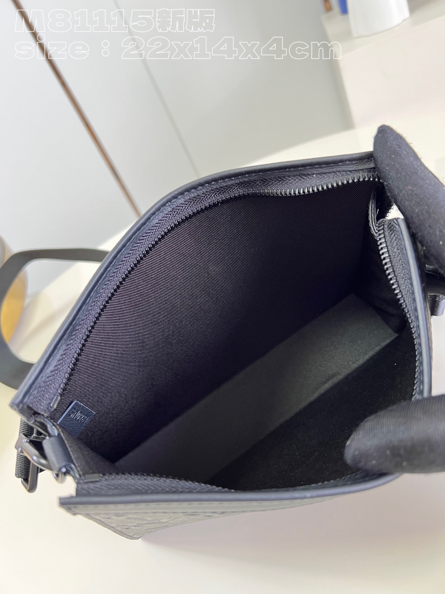 l**is V*t*n gaston wearable wallet