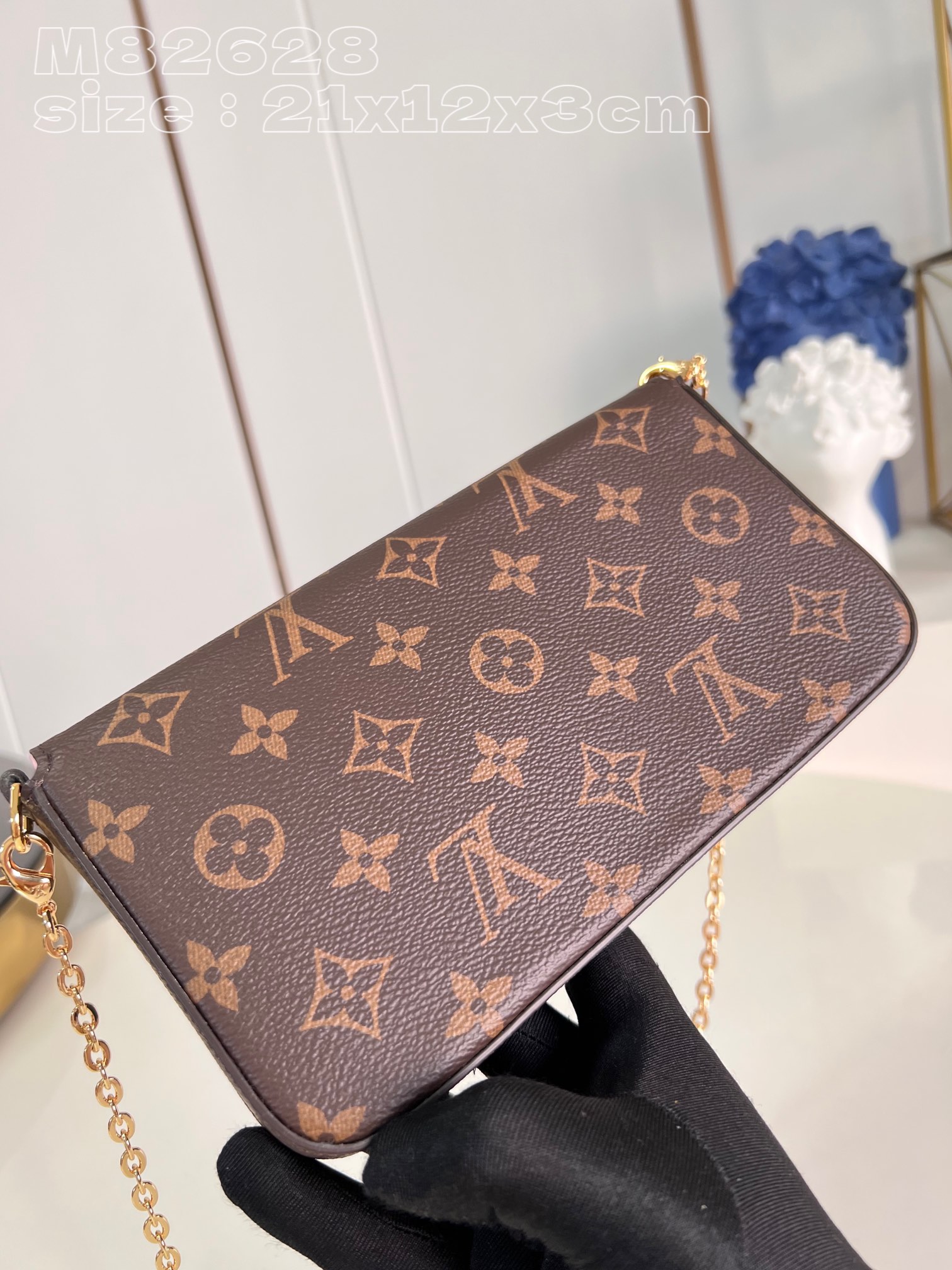 l**is V*t*n pochette félicie
