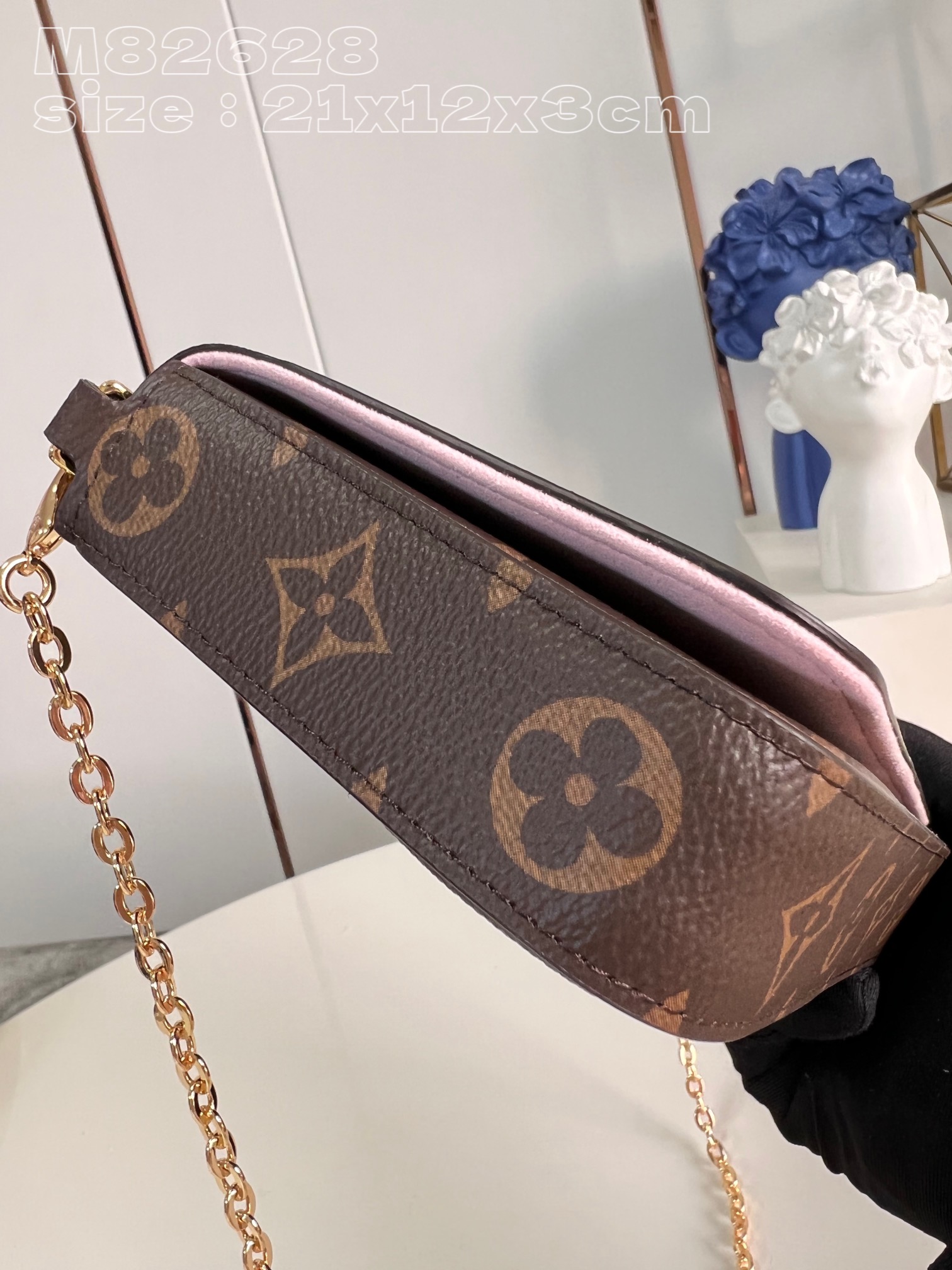 l**is V*t*n pochette félicie